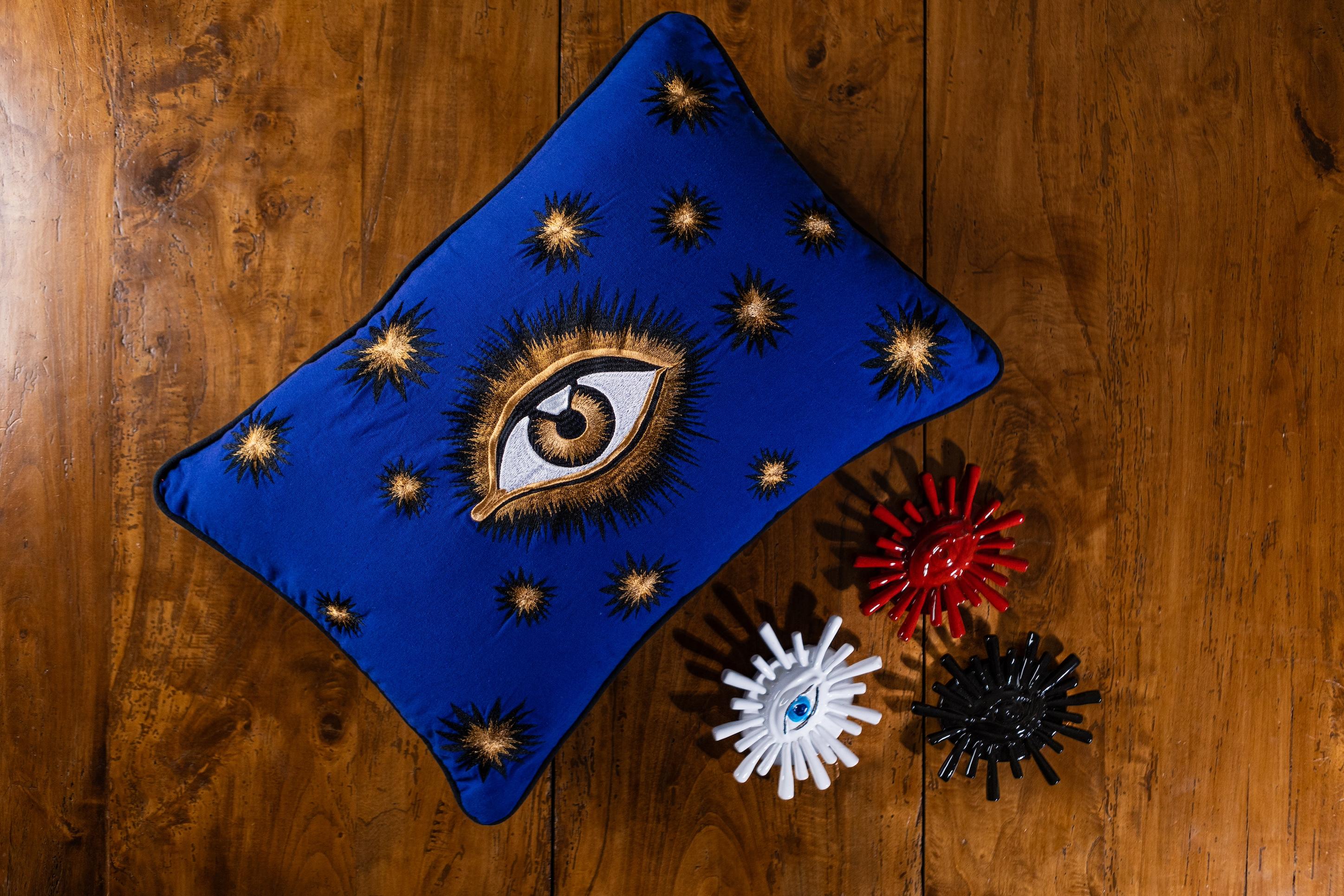 Indien Oreiller en coton avec yeux brodés à la main - Bleu en vente