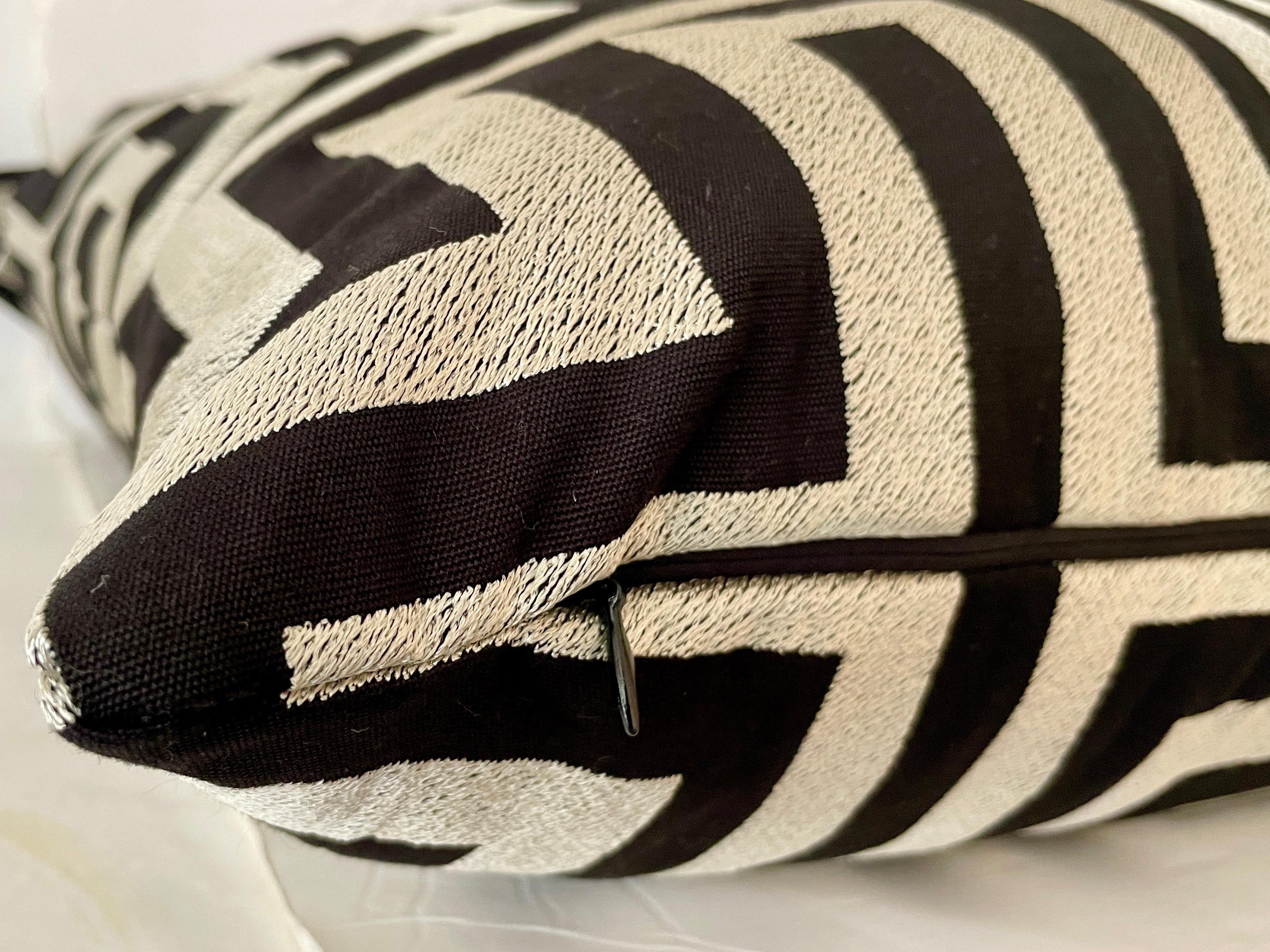 XXIe siècle et contemporain Oreiller en duvet à motif géométrique brodé à la main #3 en vente