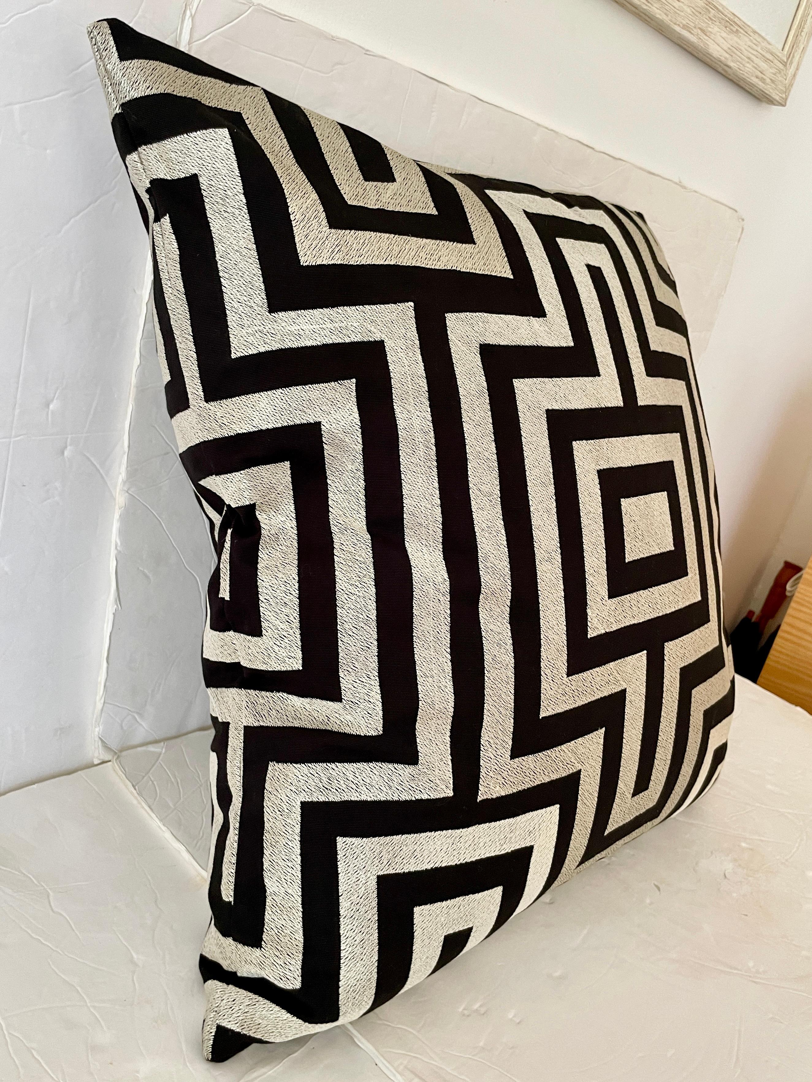 Favoloso cuscino in piuma con motivo geometrico ricamato a mano. Aggiungi un tocco di modernità alla tua casa con questo motivo Art Deco. I fili d'argento su sfondo nero conferiscono uno stile da vecchia Hollywood. Realizzato su misura da Todd Hase.
