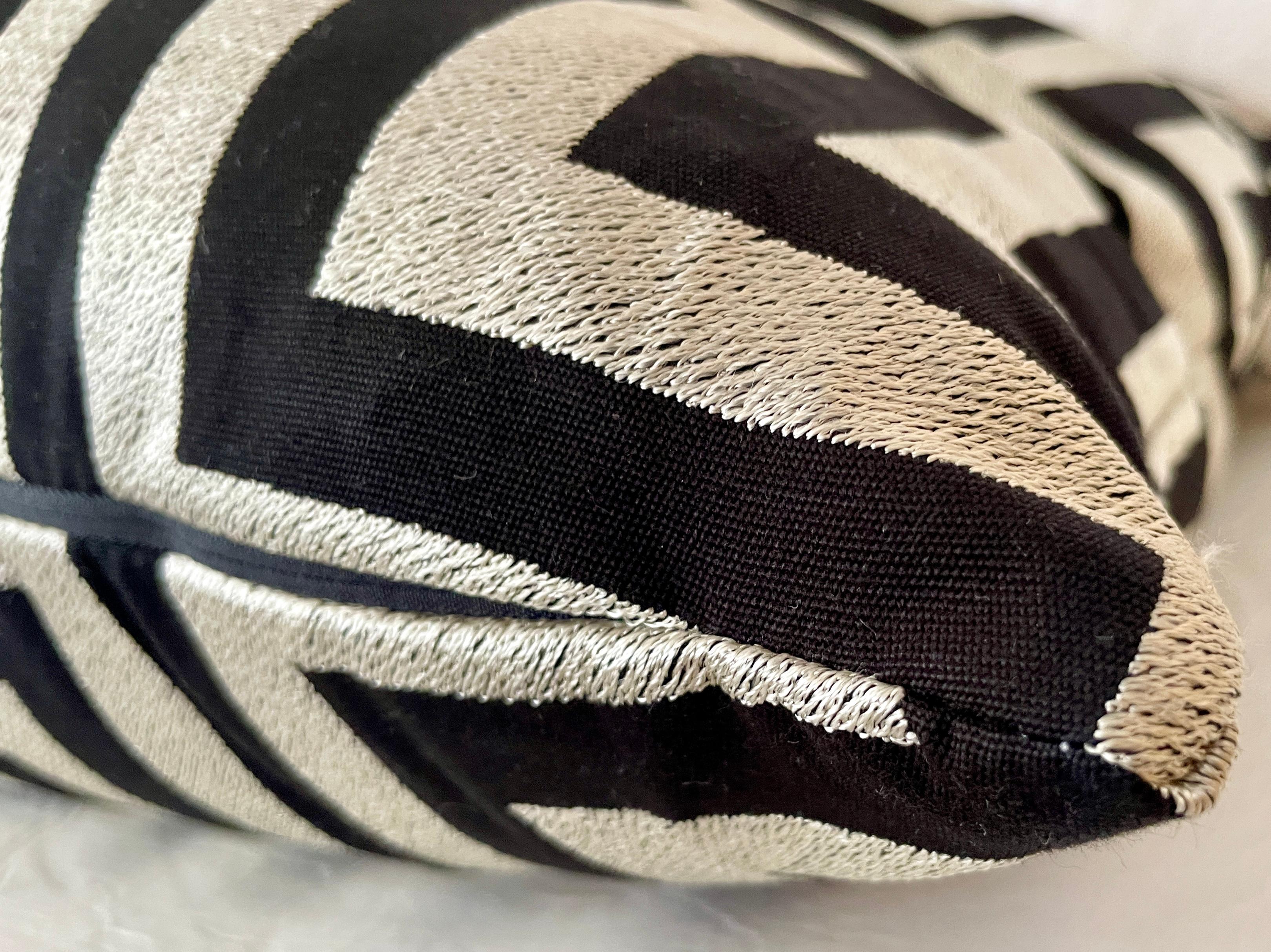 Coton Oreiller en duvet à motif géométrique brodé à la main en vente
