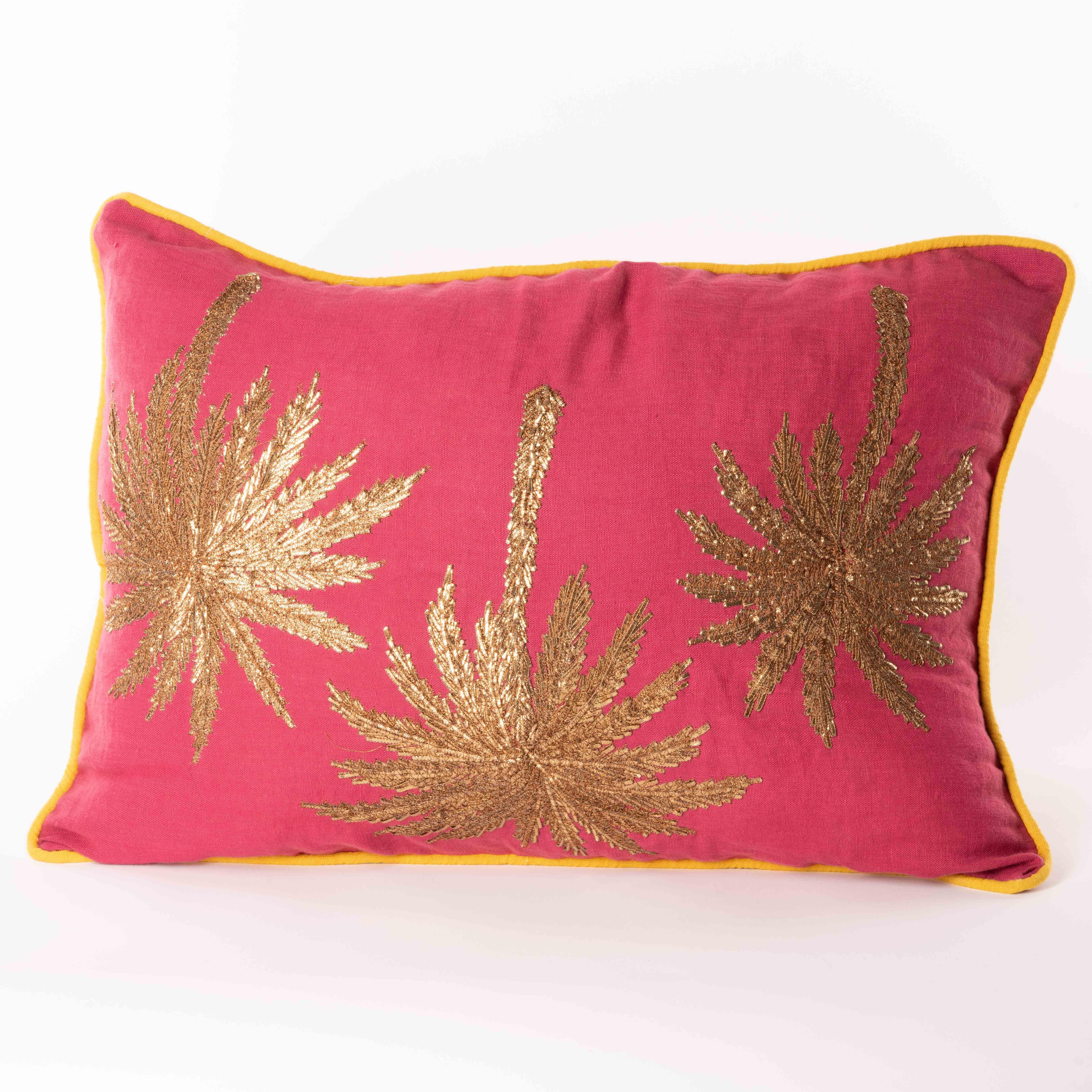 Porta un tocco di tropici nella tua casa con il nostro cuscino a forma di palma ricamato a mano. Caratterizzato da una splendida palma ricamata, questo cuscino aggiunge un tocco di rilassata eleganza a qualsiasi stanza. Realizzato su una morbida