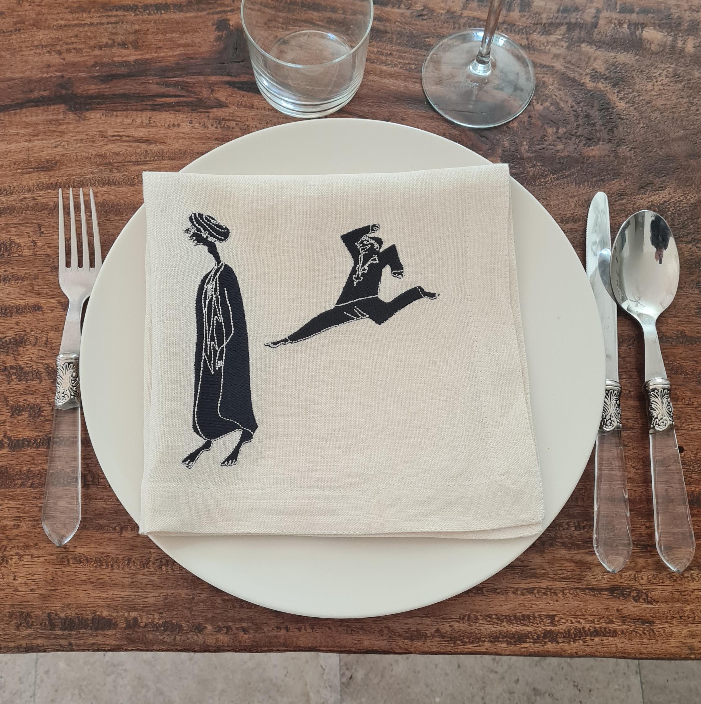 Invitez l'esprit des contes et de l'artisanat tunisiens à votre table avec cette serviette en lin brodée à la main de la collection Medina, conçue par la célèbre artiste tunisienne Meriem Bouderbala.

Mesurant 45 x 45 cm, cette serviette est