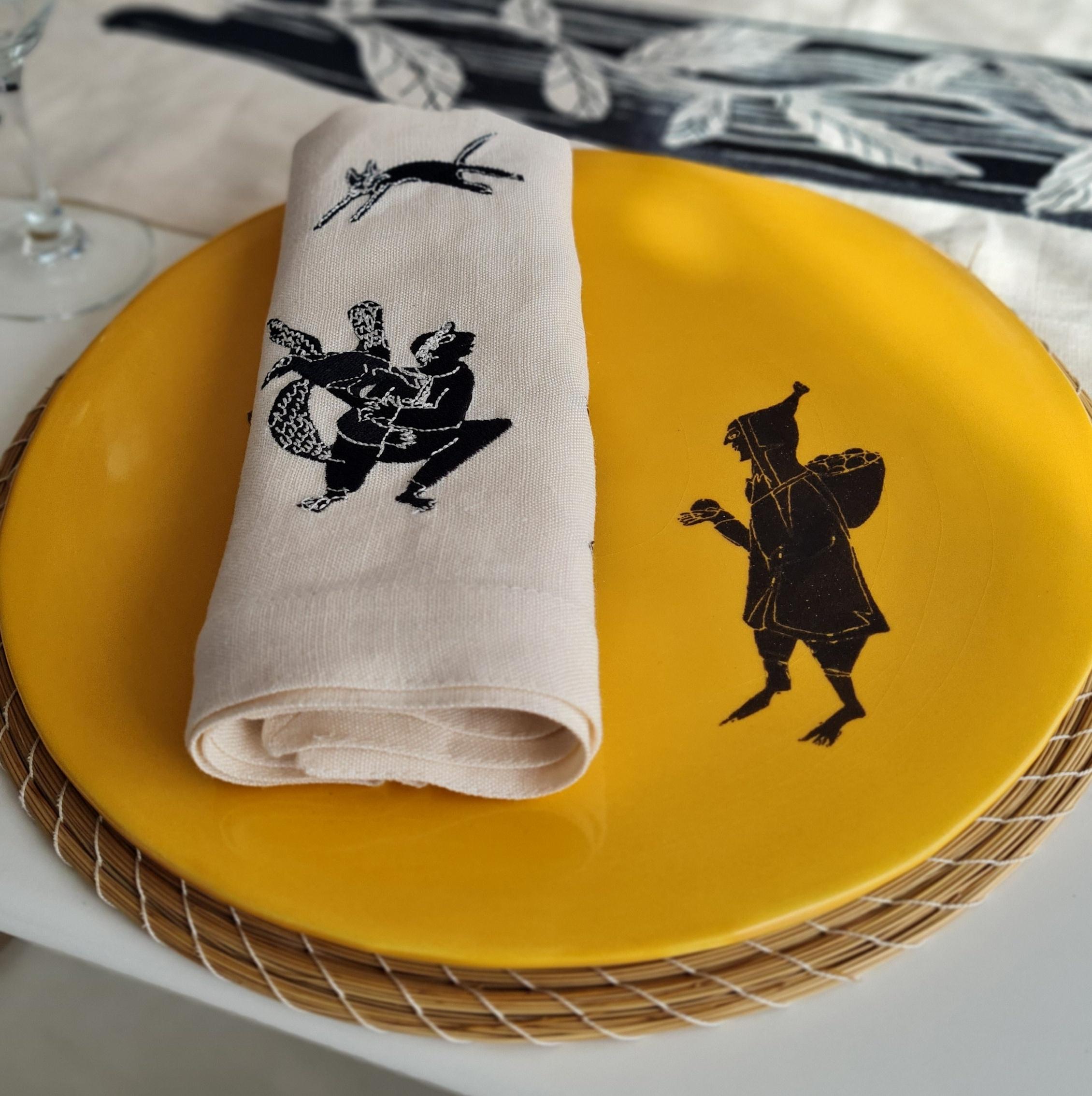 Invitez l'esprit des contes et de l'artisanat tunisiens à votre table avec cette serviette en lin brodée à la main de la collection Medina, conçue par la célèbre artiste tunisienne Meriem Bouderbala.

Mesurant 45 x 45 cm, cette serviette est