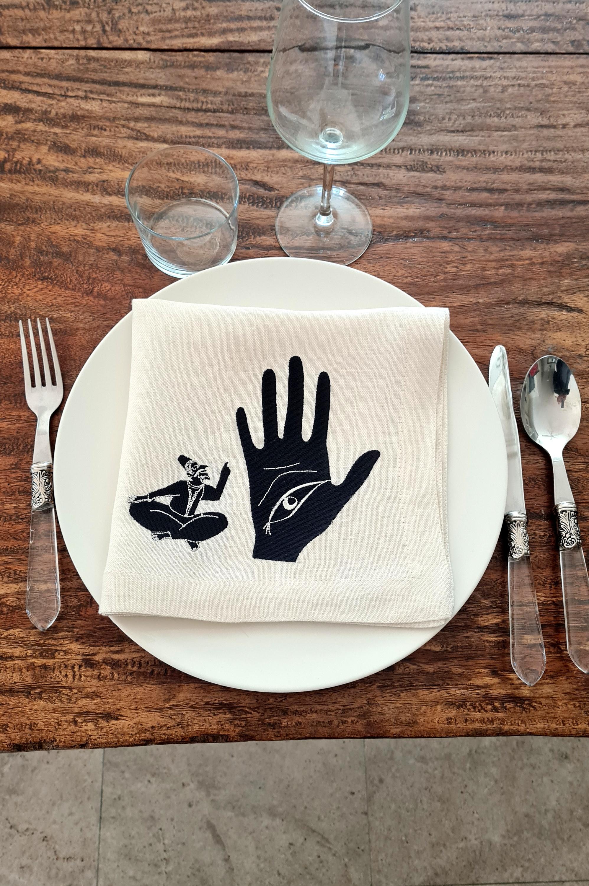 Imprégnez vos repas d'histoire, de symbolisme et d'art avec cette exquise serviette de table en lin brodée à la main de la collection Medina, conçue par la célèbre artiste tunisienne Meriem Bouderbala.

Fabriquée en 100 % lin naturel et