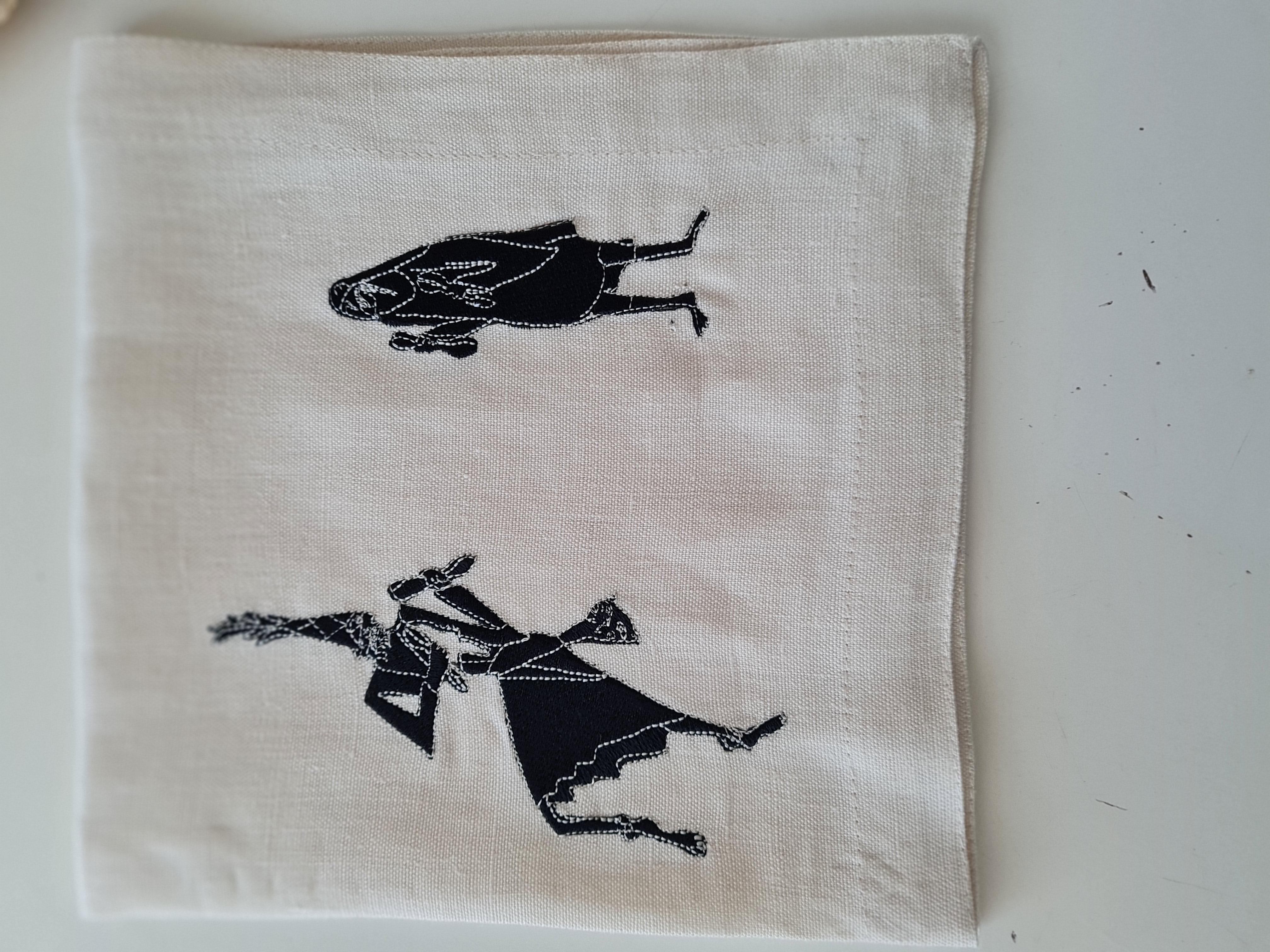 Serviette de table en lin brodée à la main 