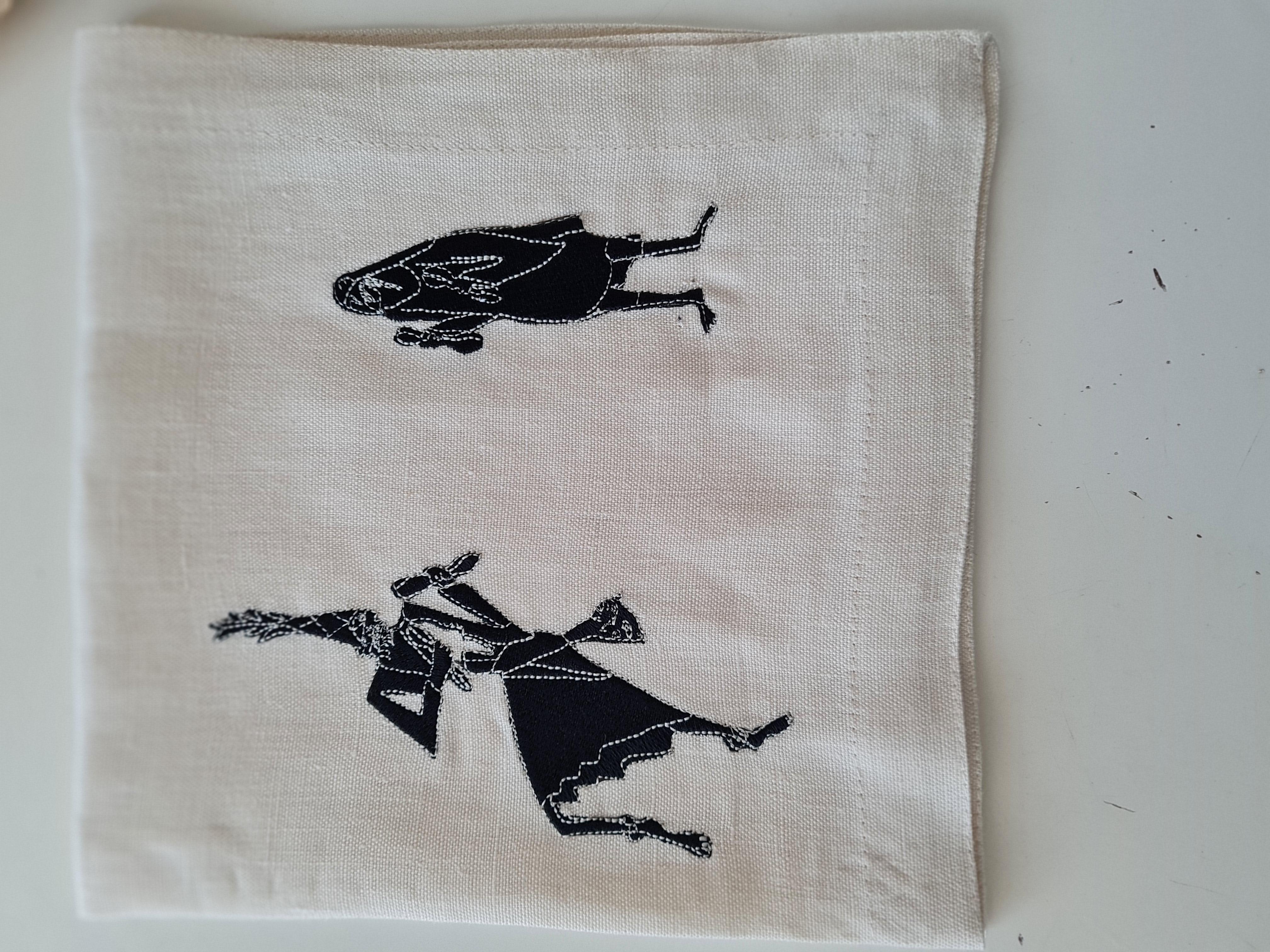 Serviette de table en lin brodée à la main 