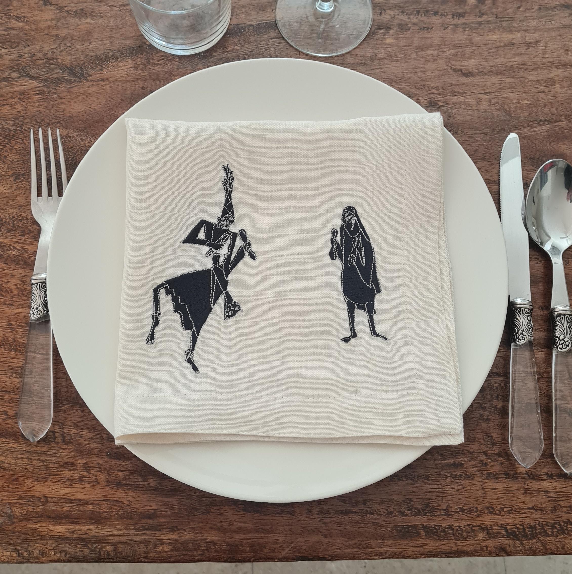 Invitez l'esprit des contes et de l'artisanat tunisiens à votre table avec cette serviette en lin brodée à la main de la collection Medina, conçue par la célèbre artiste tunisienne Meriem Bouderbala.

Mesurant 45 x 45 cm, cette serviette est