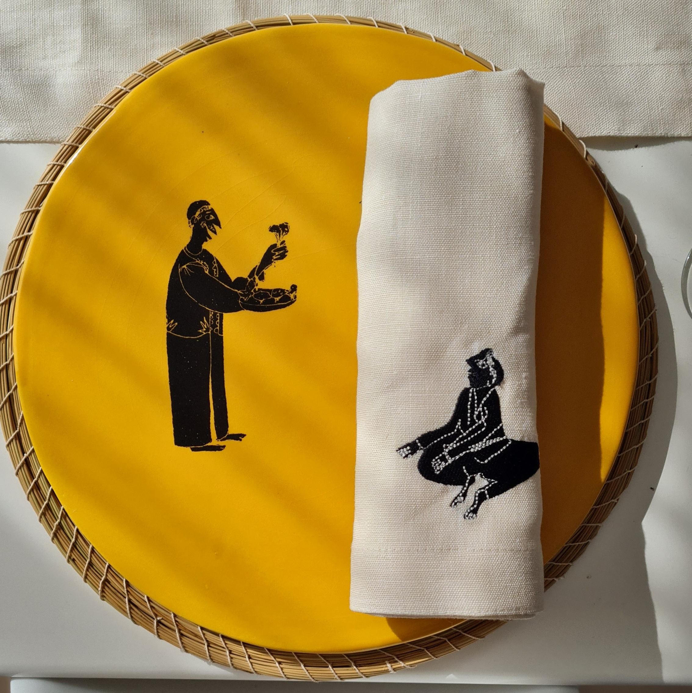 Invitez l'esprit des contes et de l'artisanat tunisiens à votre table avec cette serviette en lin brodée à la main de la collection Medina, conçue par la célèbre artiste tunisienne Meriem Bouderbala.

Mesurant 45 x 45 cm, cette serviette est