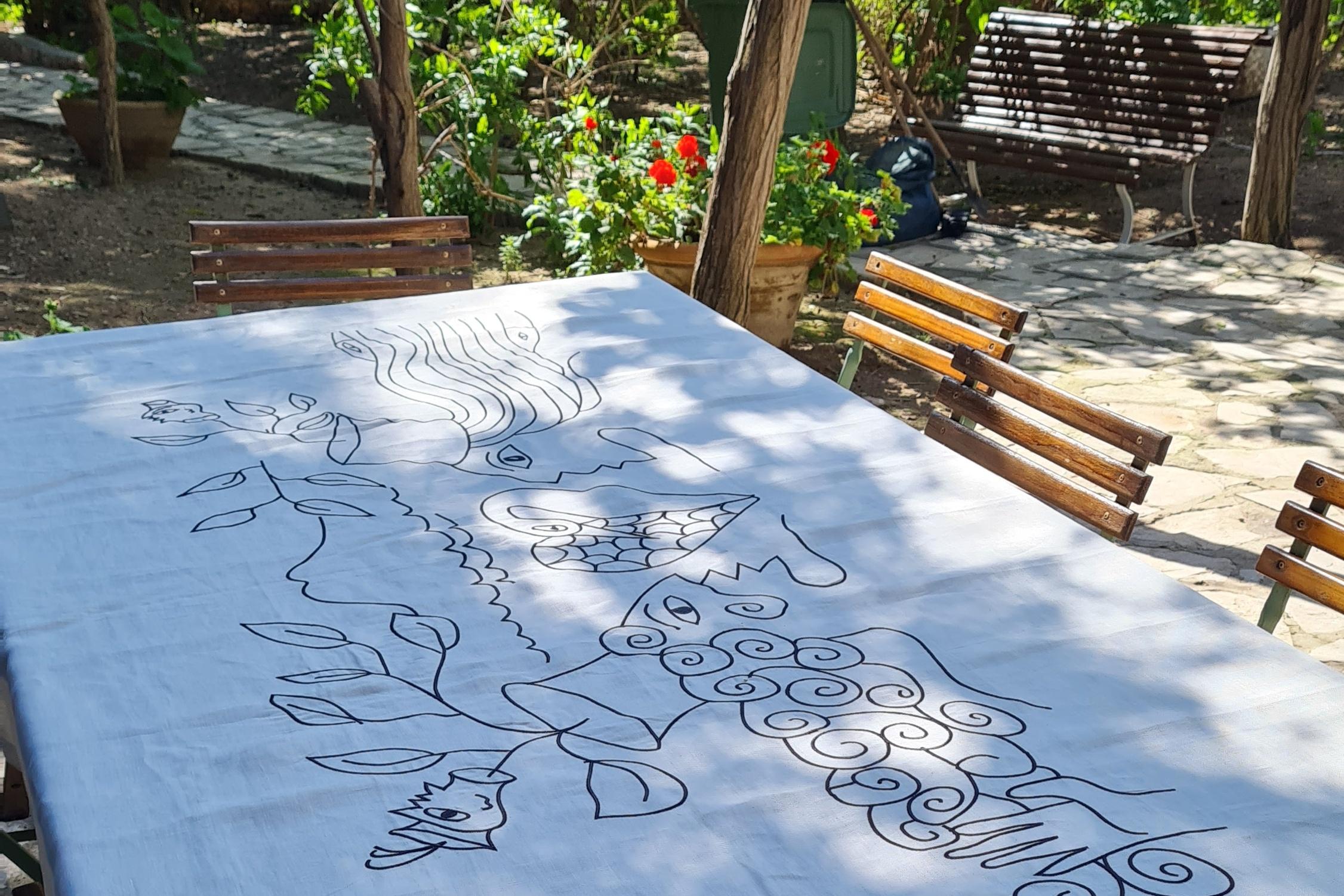 Nappe en lin brodée à la main, 5' x 8', un chef-d'œuvre du patrimoine tunisien en vente 3