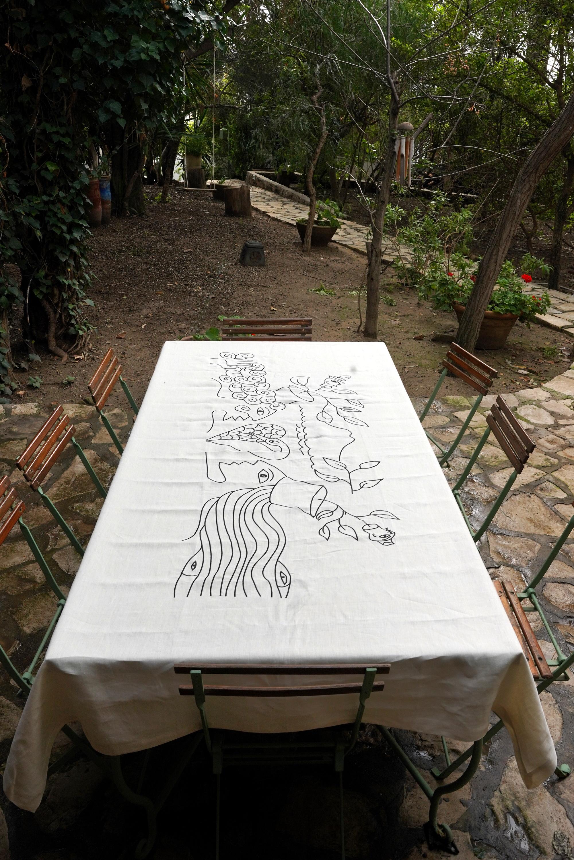 Tunisien Nappe en lin brodée à la main, 5' x 8', un chef-d'œuvre du patrimoine tunisien en vente
