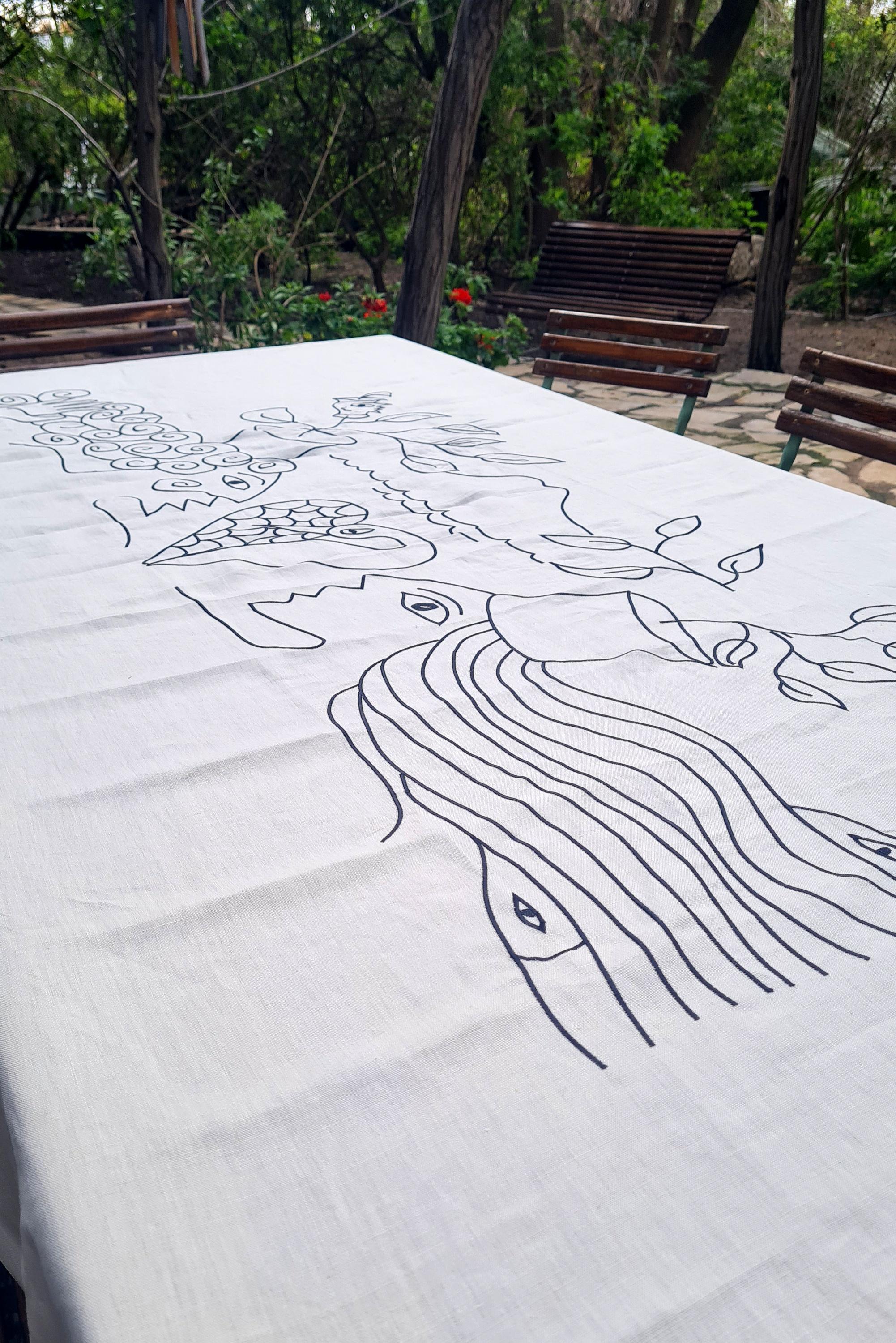 Nappe en lin brodée à la main, 5' x 8', un chef-d'œuvre du patrimoine tunisien Neuf - En vente à LES BERGES DU LAC, TN