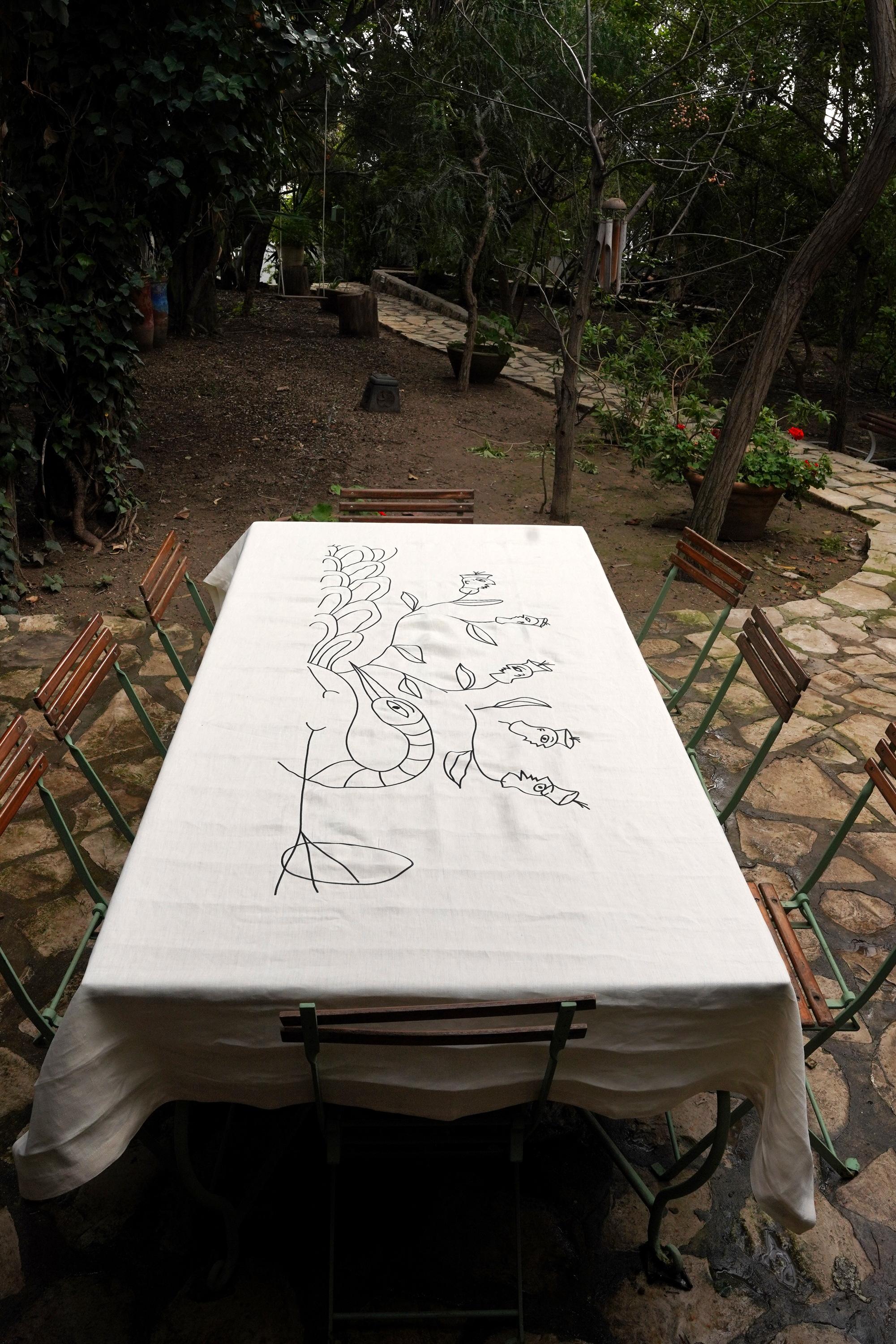 Handbestickte Leinen-Tischdecke, ein Meisterwerk des tunesianischen Erbes, 5' x 8'. (Art déco) im Angebot