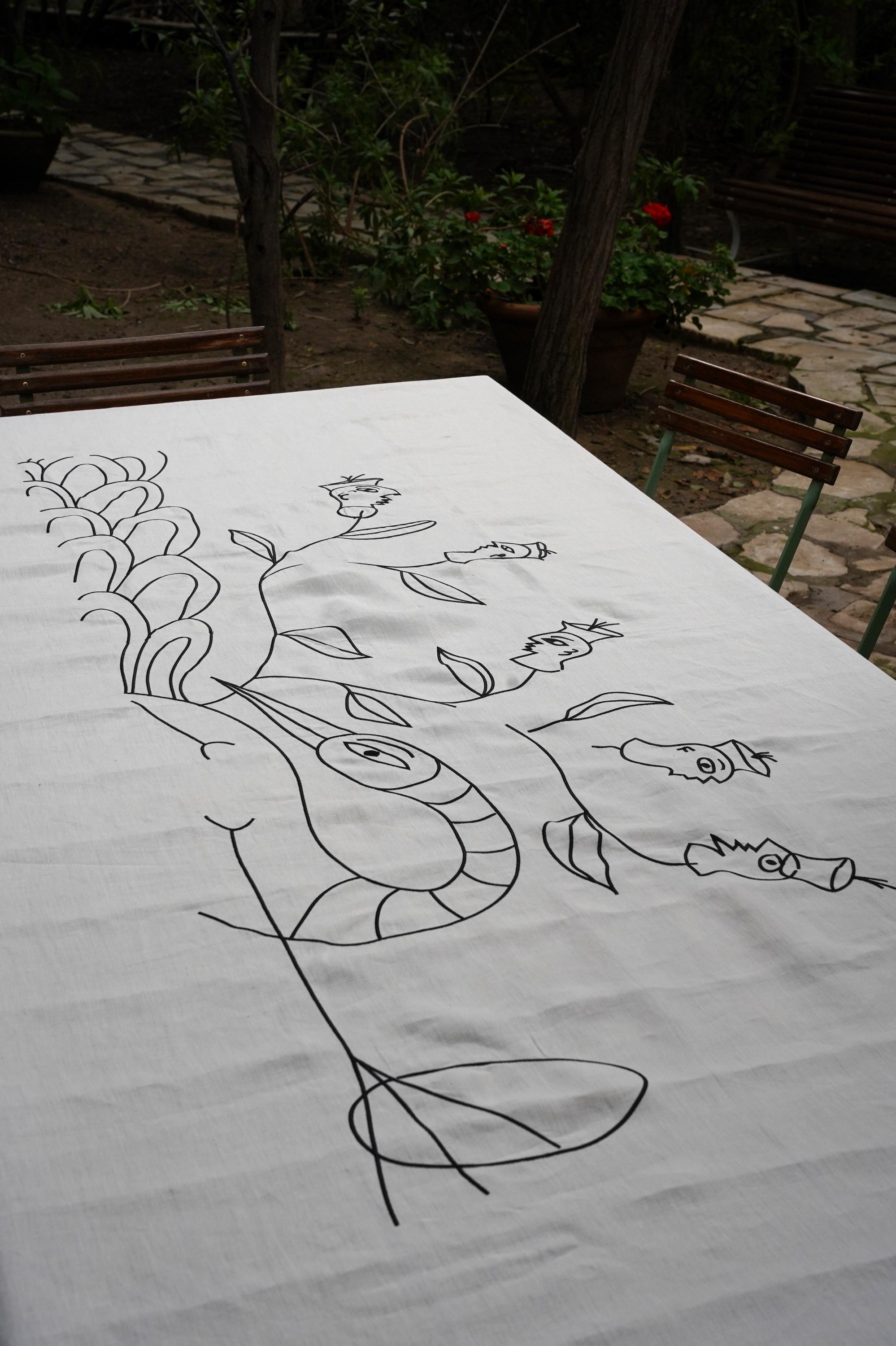 Handbestickte Leinen-Tischdecke, ein Meisterwerk des tunesianischen Erbes, 5' x 8'. im Zustand „Neu“ im Angebot in LES BERGES DU LAC, TN