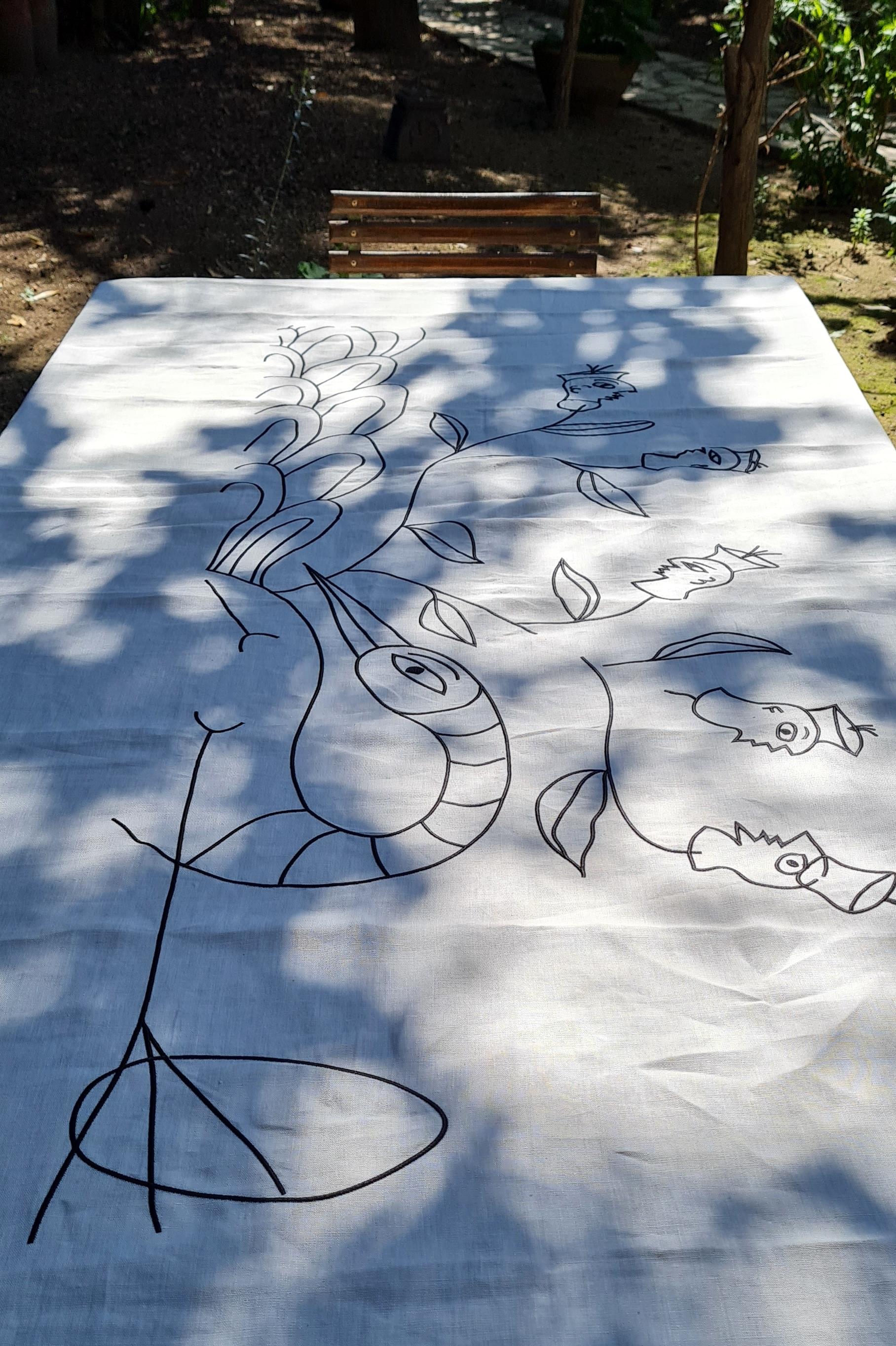 Handbestickte Leinen-Tischdecke, ein Meisterwerk des tunesianischen Erbes, 5' x 8'. (21. Jahrhundert und zeitgenössisch) im Angebot
