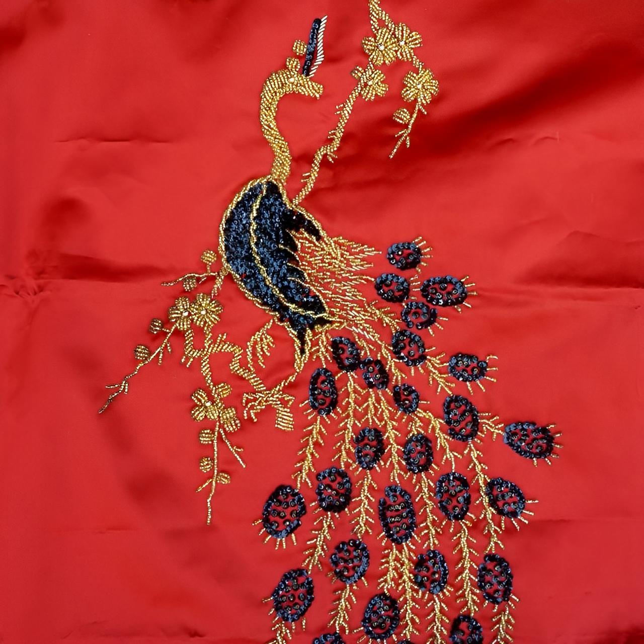 Favoloso pannello in raso rosso con un bellissimo pavone ricamato a mano in paillettes nere e perline dorate. Il pannello è pronto per essere composto. È in ottime condizioni, con pochissimi segni.

Il raso misura 182 cm di lunghezza e 71,65 pollici