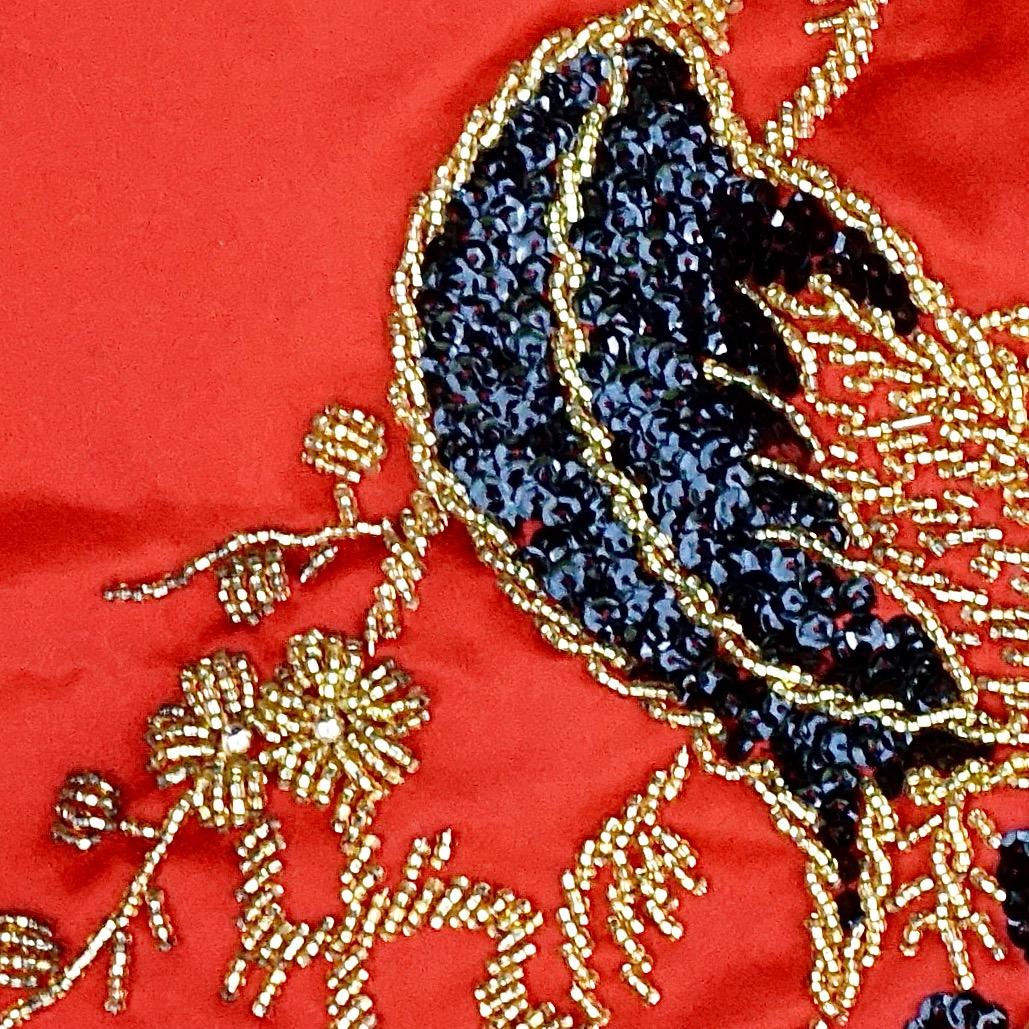 Rosso Abito a pannelli con pavone in raso rosso ricamato a mano, con paillettes e perline, anni '50 in vendita