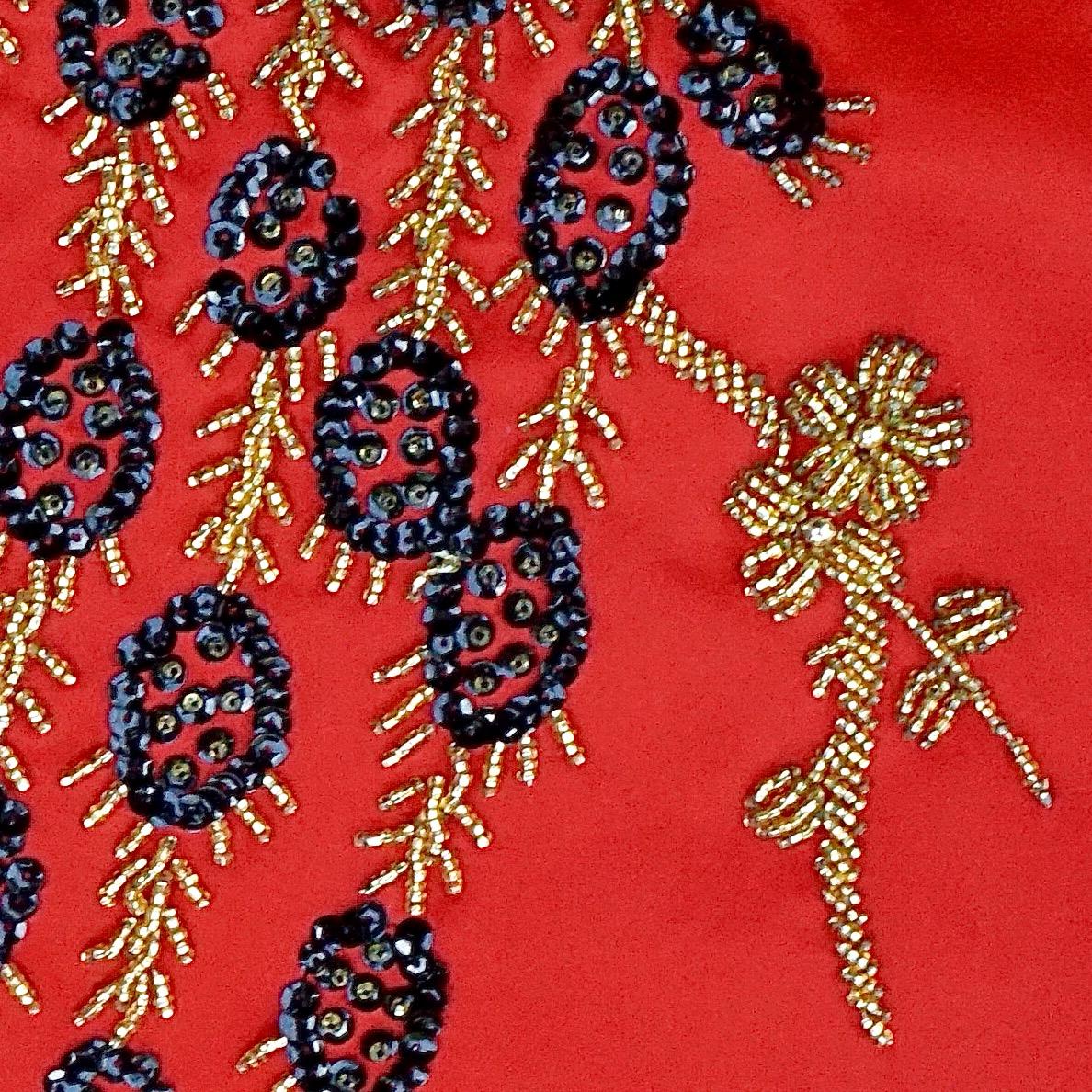 Abito a pannelli con pavone in raso rosso ricamato a mano, con paillettes e perline, anni '50 In condizioni buone in vendita a London, GB