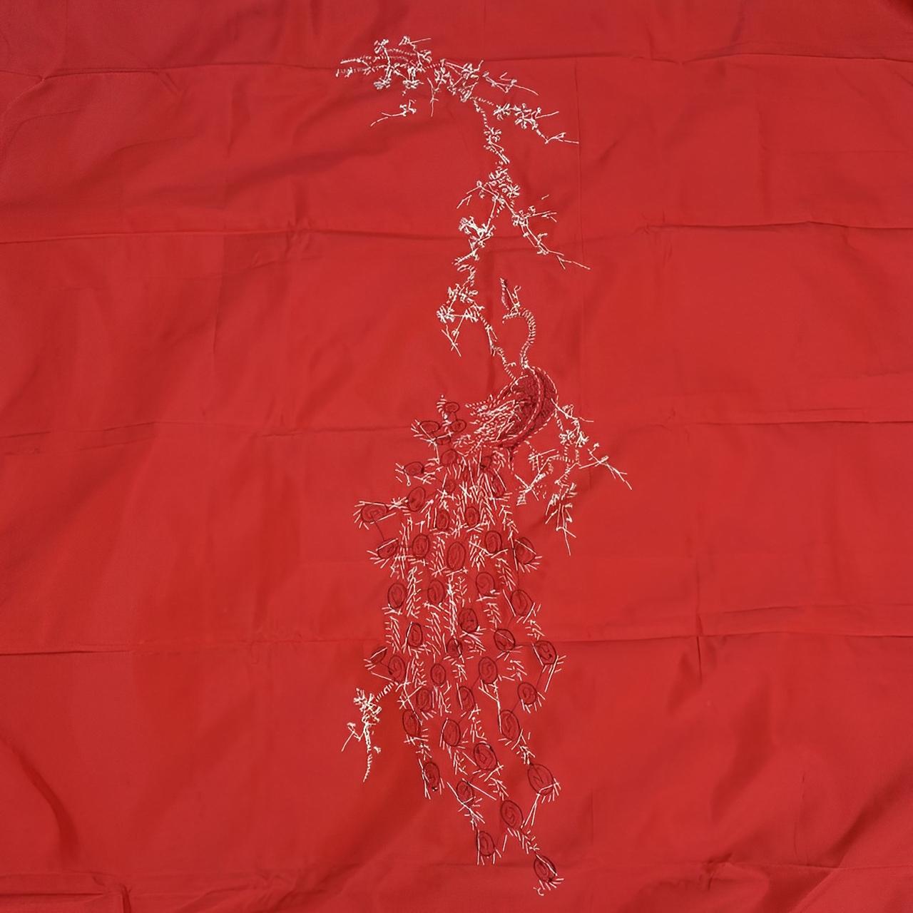 da uomo o donna Abito a pannelli con pavone in raso rosso ricamato a mano, con paillettes e perline, anni '50 in vendita
