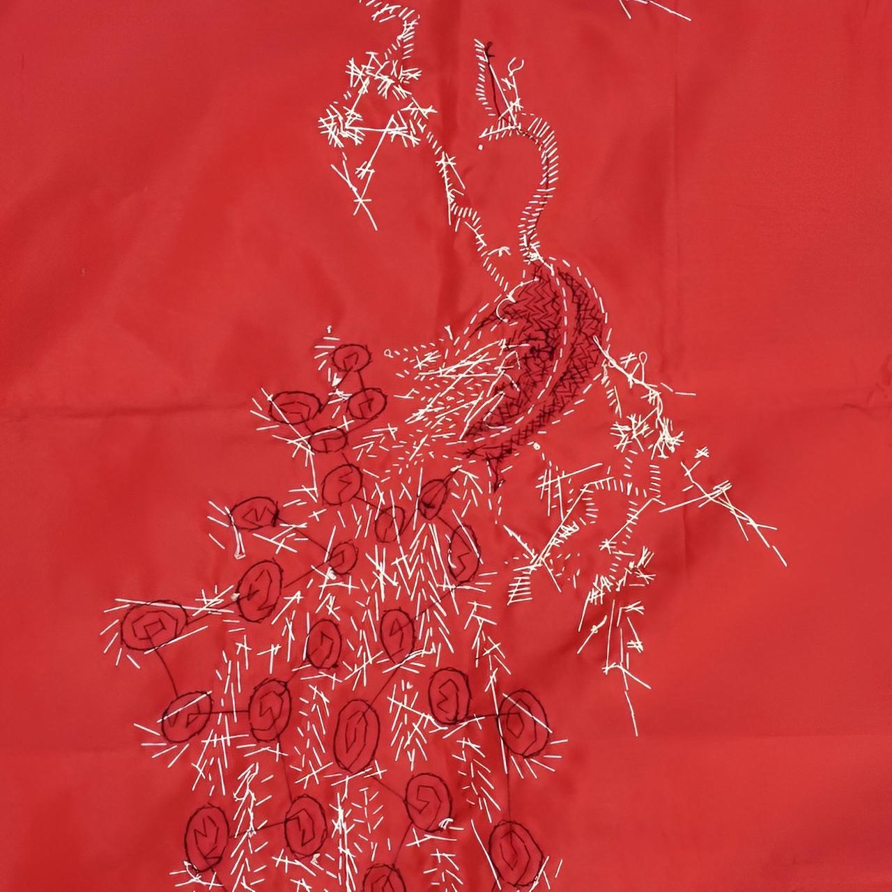 Abito a pannelli con pavone in raso rosso ricamato a mano, con paillettes e perline, anni '50 in vendita 1