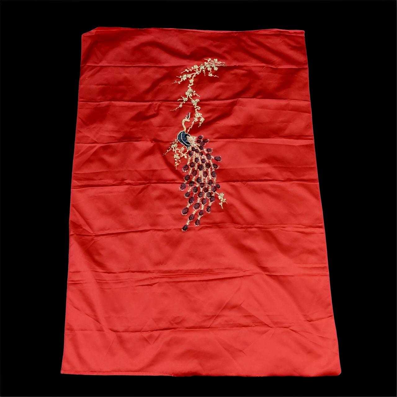 Abito a pannelli con pavone in raso rosso ricamato a mano, con paillettes e perline, anni '50 in vendita 2