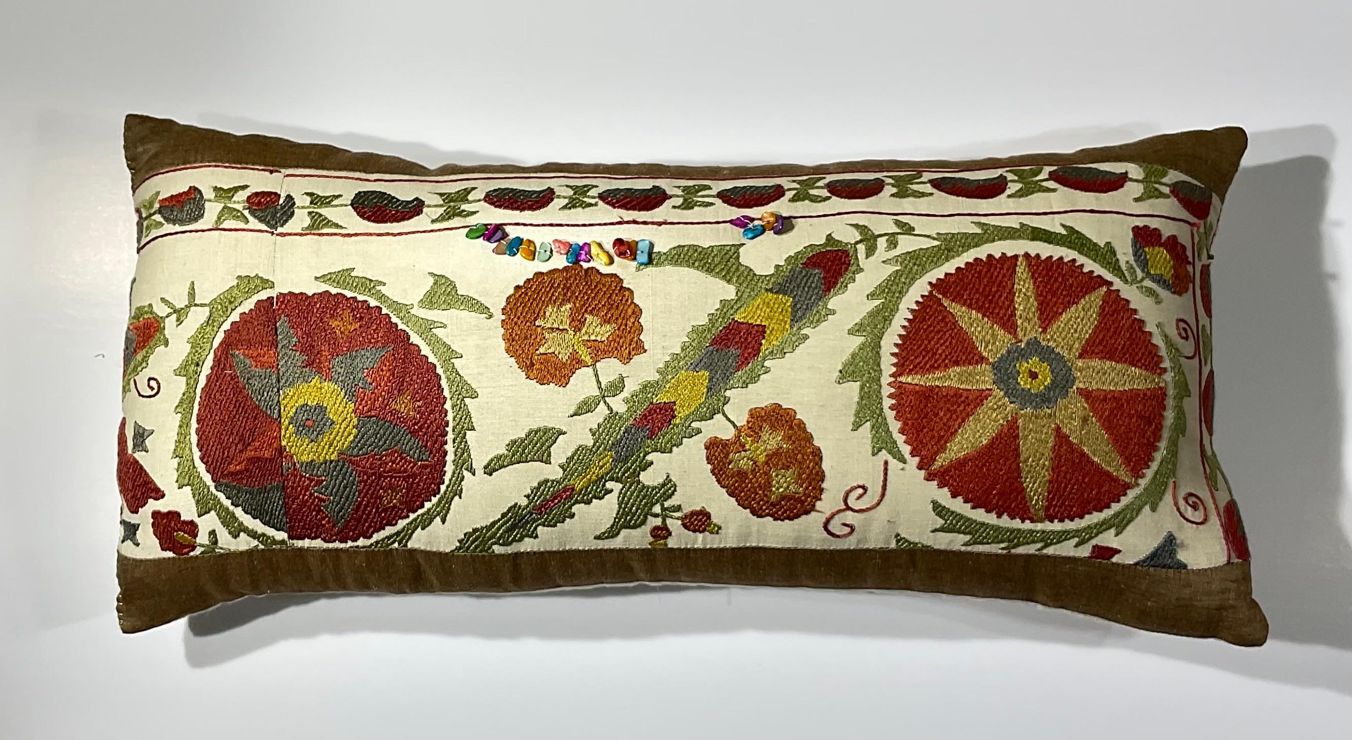 Almohada lumbar Suzani bordada a mano - Diseño floral vibrante (Única y artesana) en venta 3