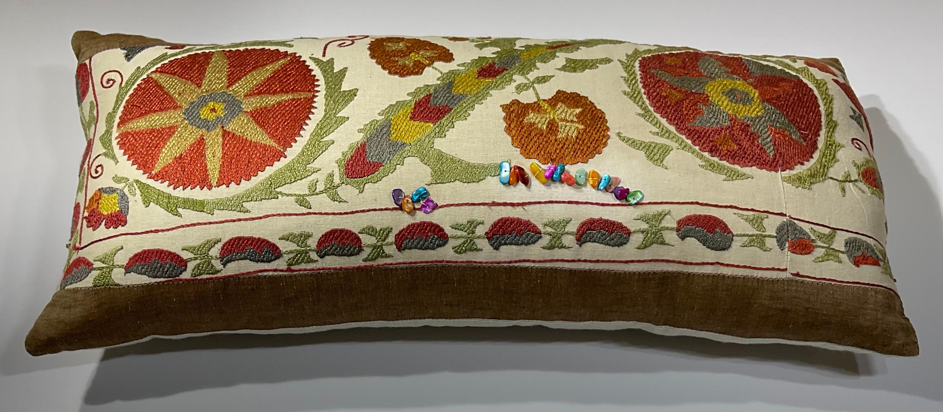 Almohada lumbar Suzani bordada a mano - Diseño floral vibrante (Única y artesana) en venta 4