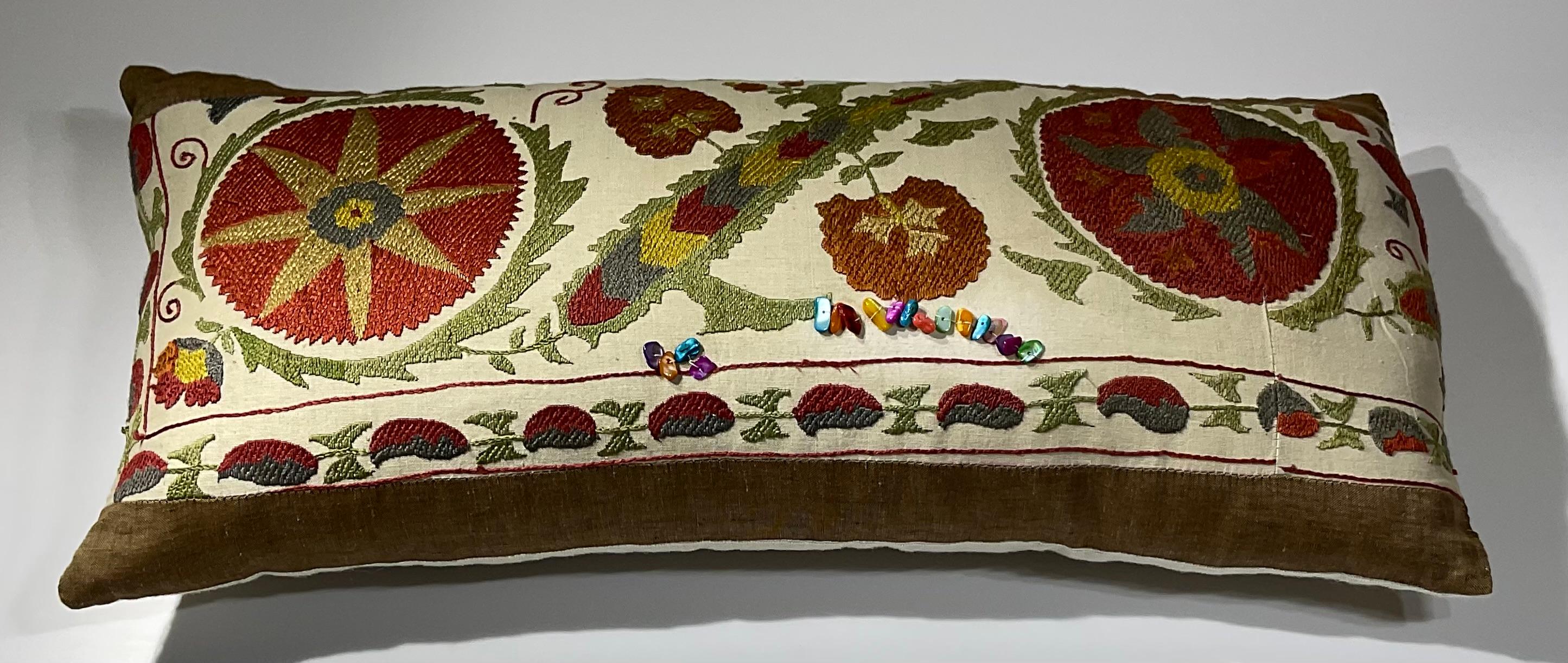 Almohada lumbar Suzani bordada a mano - Diseño floral vibrante (Única y artesana) en venta 5