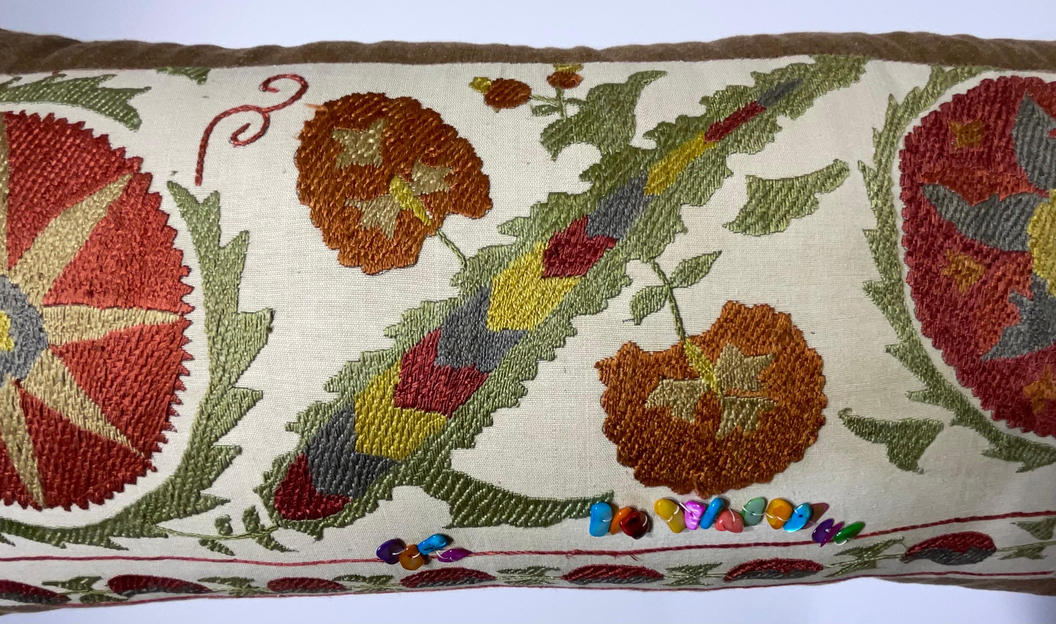 Almohada lumbar Suzani bordada a mano - Diseño floral vibrante (Única y artesana) en venta 6