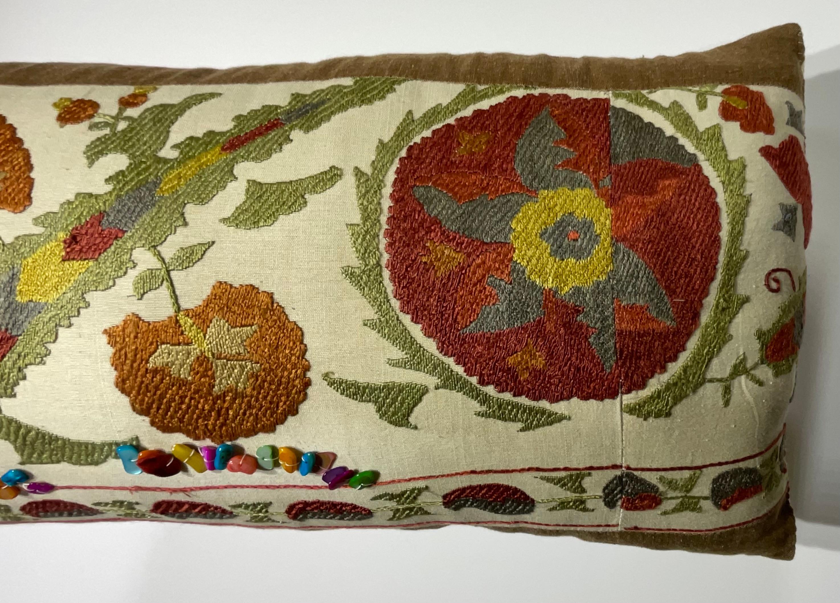 Almohada lumbar Suzani bordada a mano - Diseño floral vibrante (Única y artesana) en venta 7