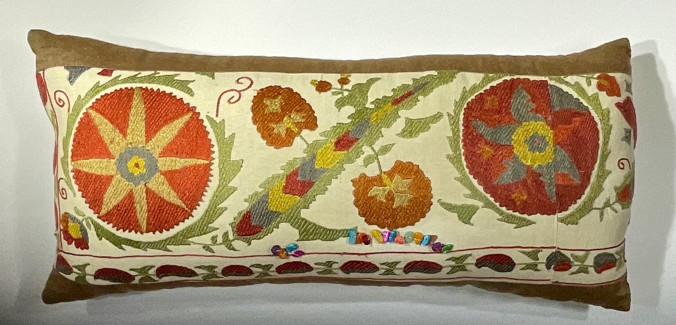 Almohada lumbar Suzani bordada a mano - Diseño floral vibrante (Única y artesana) en venta 8