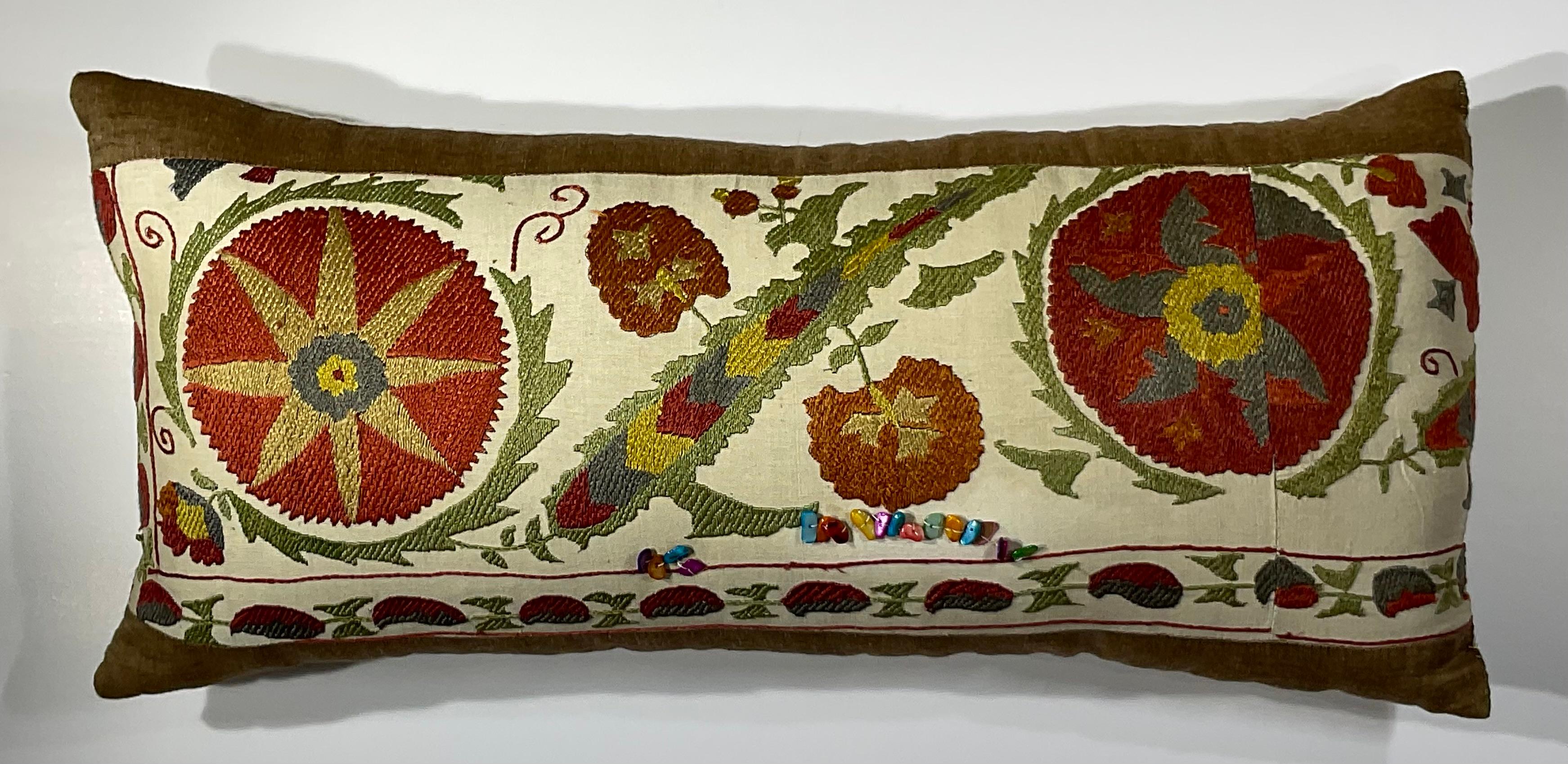 Almohada lumbar Suzani bordada a mano - Diseño floral vibrante (Única y artesana) Uzbeko en venta