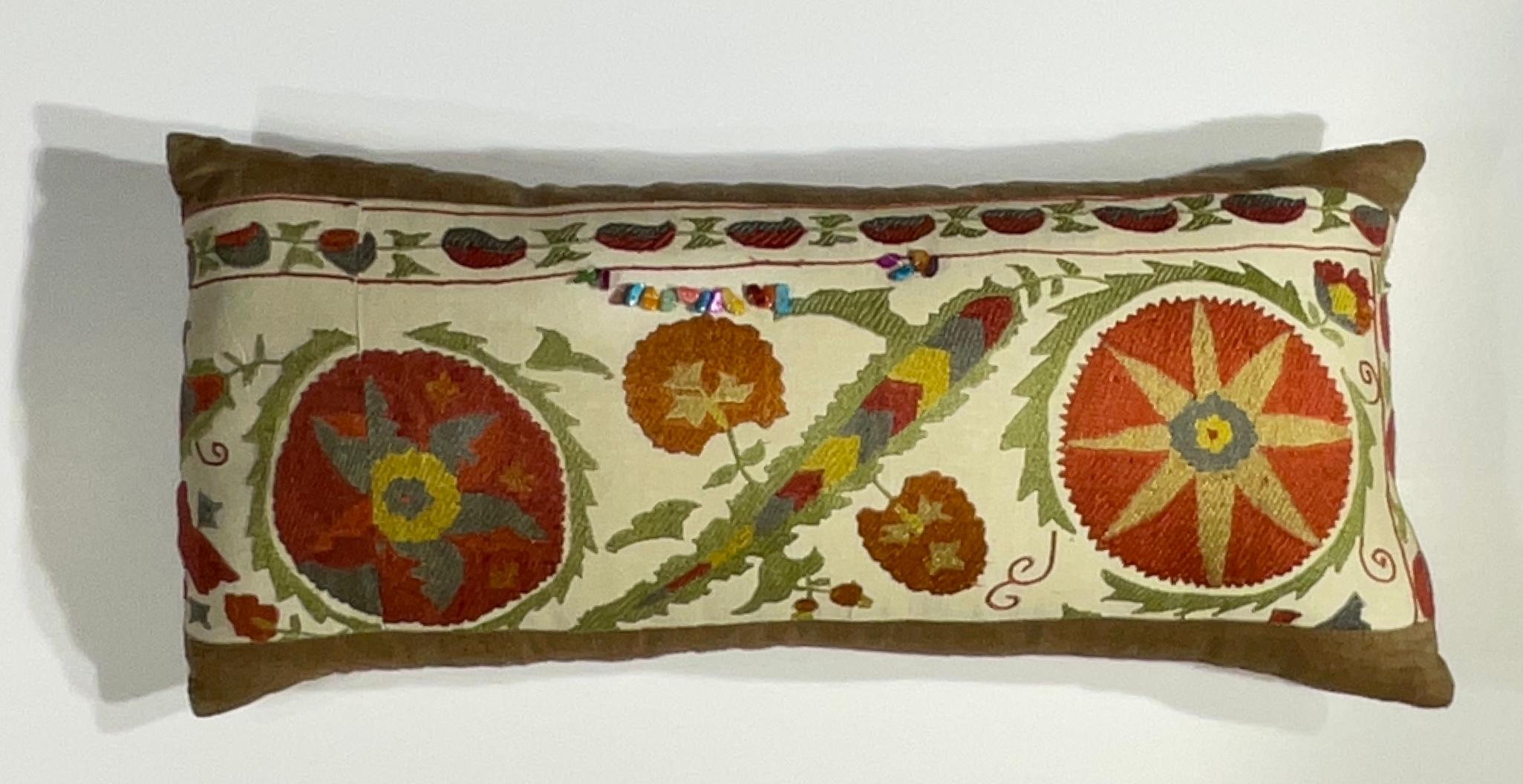 Almohada lumbar Suzani bordada a mano - Diseño floral vibrante (Única y artesana) Hecho a mano en venta
