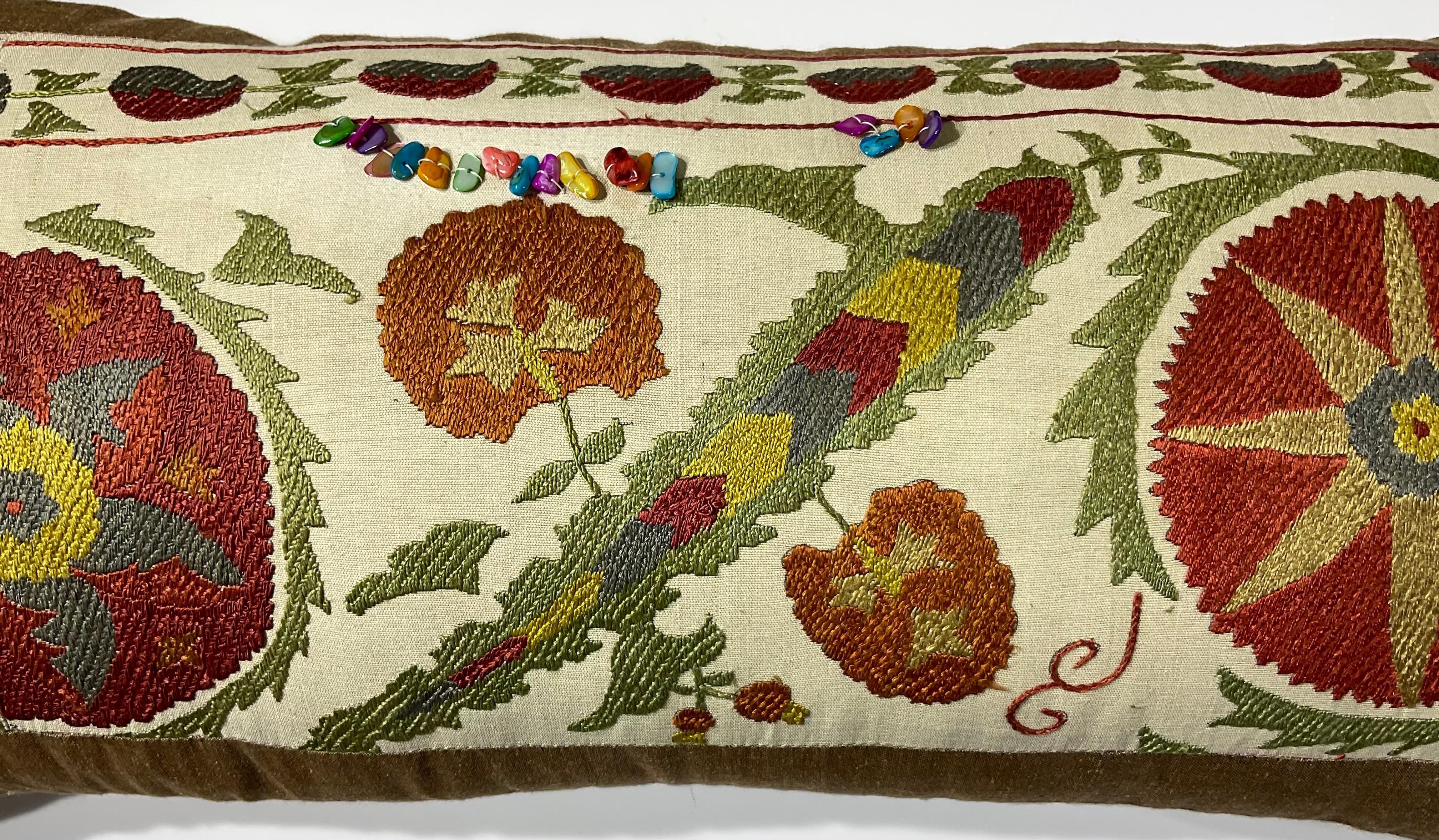 Almohada lumbar Suzani bordada a mano - Diseño floral vibrante (Única y artesana) en Bueno estado para la venta en Delray Beach, FL