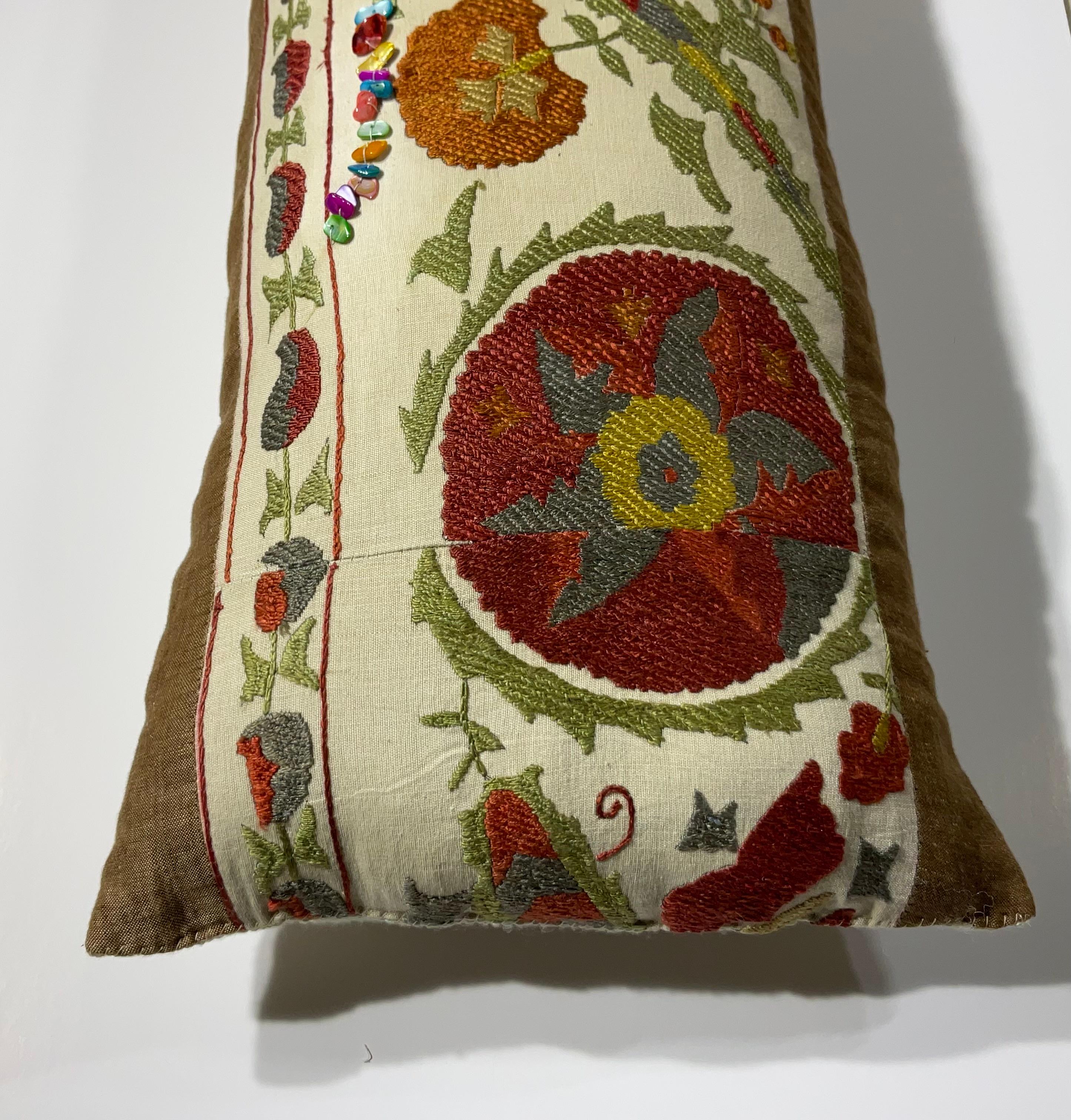 Almohada lumbar Suzani bordada a mano - Diseño floral vibrante (Única y artesana) siglo XX en venta