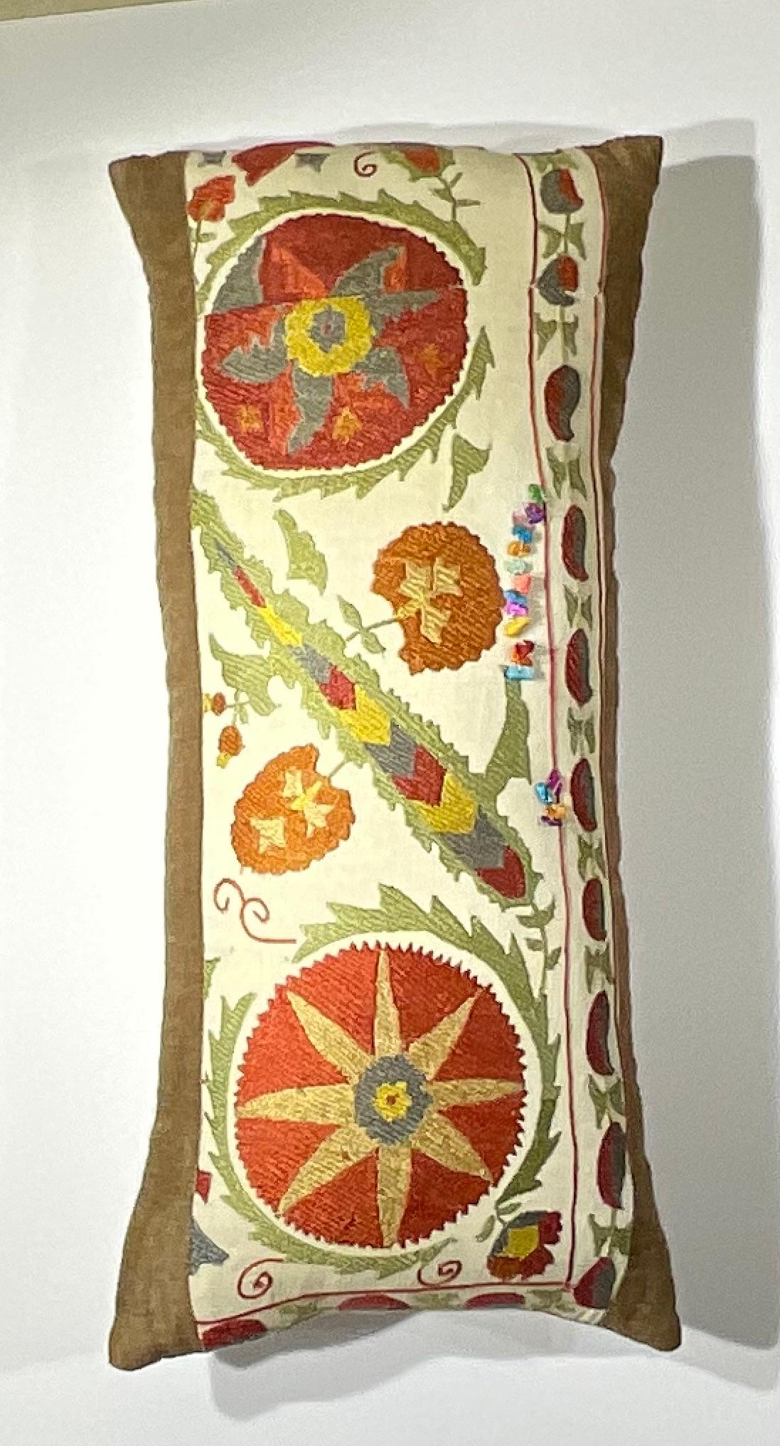 Almohada lumbar Suzani bordada a mano - Diseño floral vibrante (Única y artesana) Algodón en venta