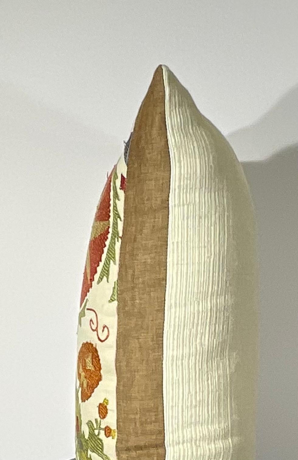 Almohada lumbar Suzani bordada a mano - Diseño floral vibrante (Única y artesana) en venta 1
