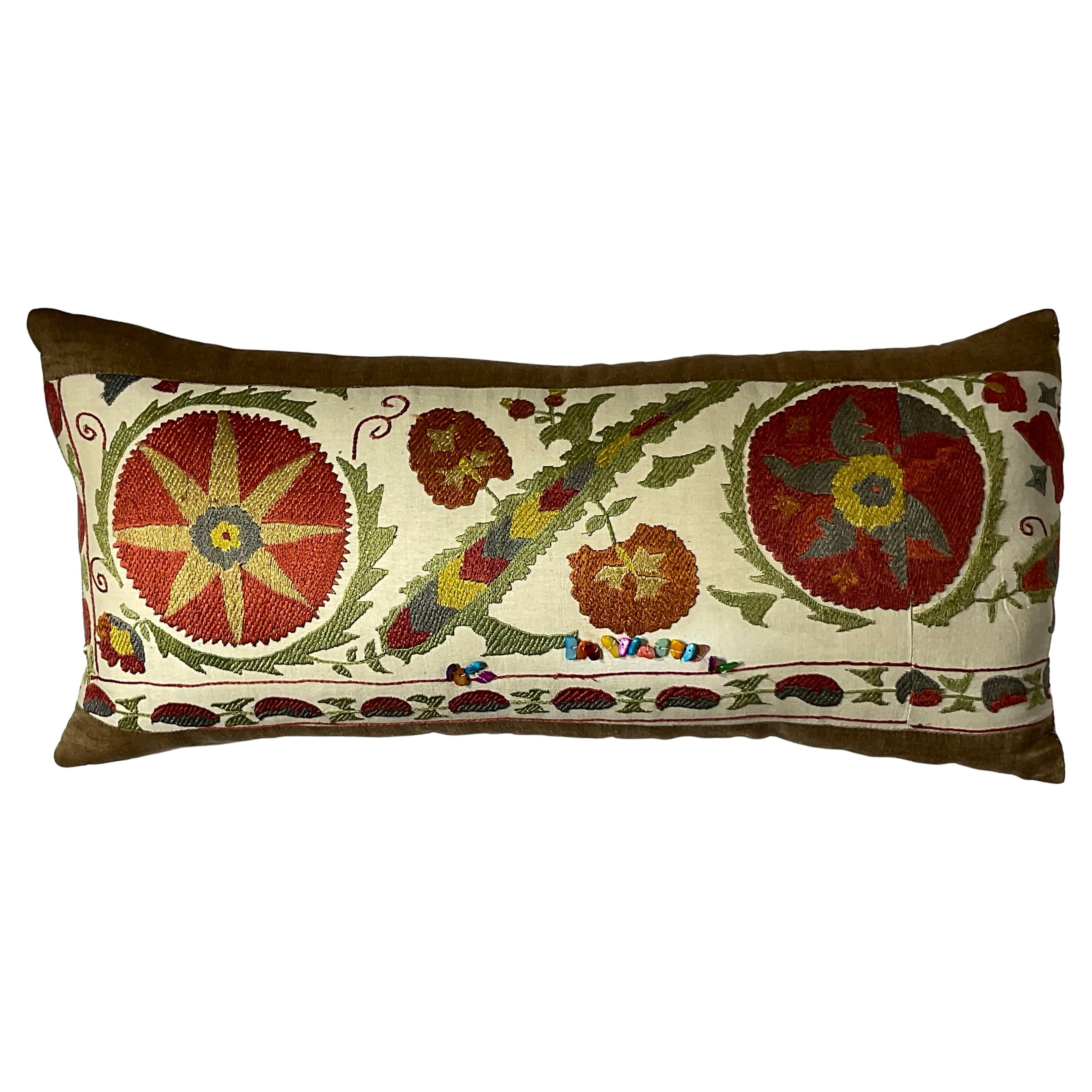 Almohada lumbar Suzani bordada a mano - Diseño floral vibrante (Única y artesana) en venta