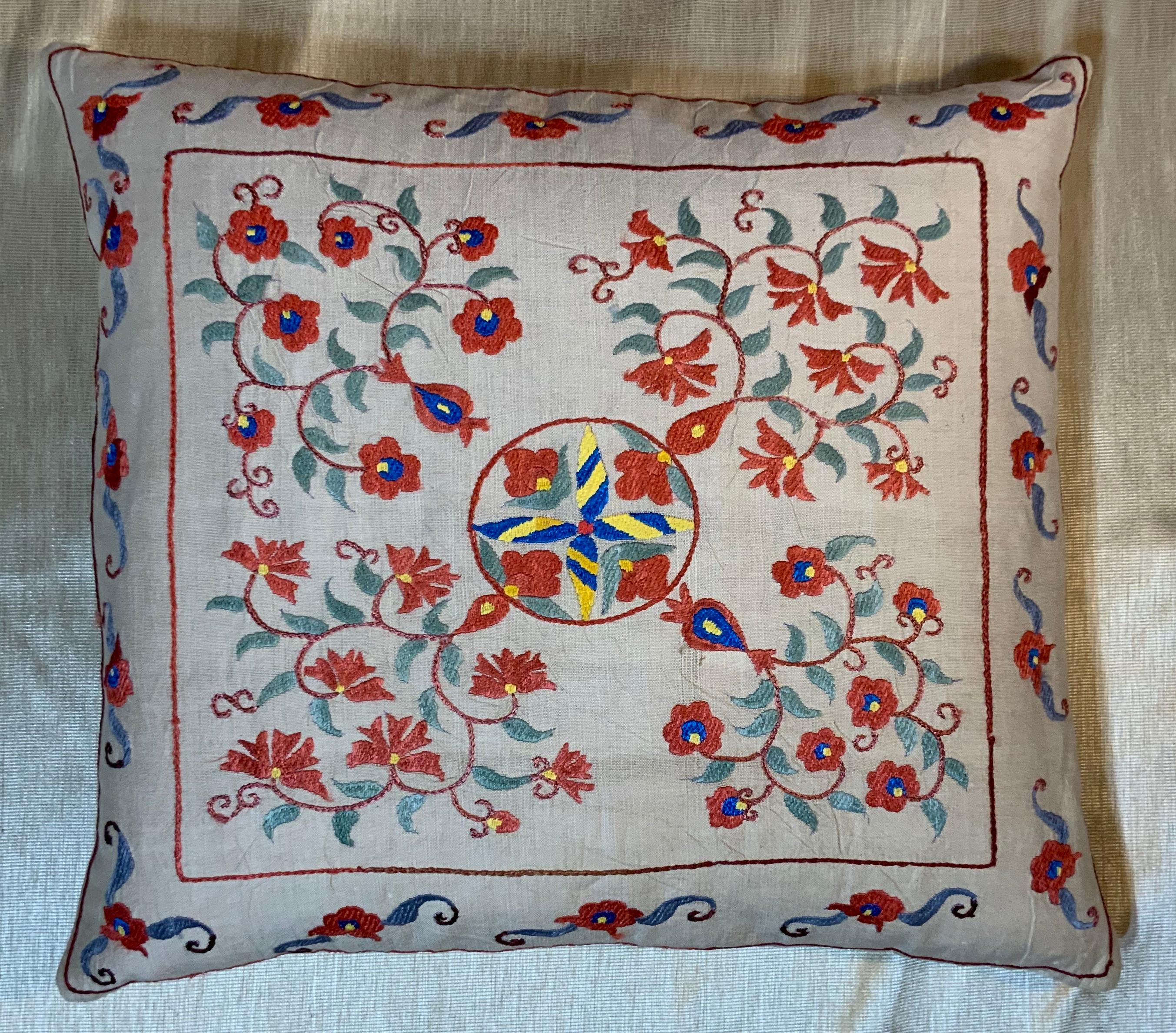 Magnifique coussin en soie brodée à la main sur fond de coton couleur crème, motifs de fleurs et de vignes, dos en coton avec fermeture éclair, insert neuf.