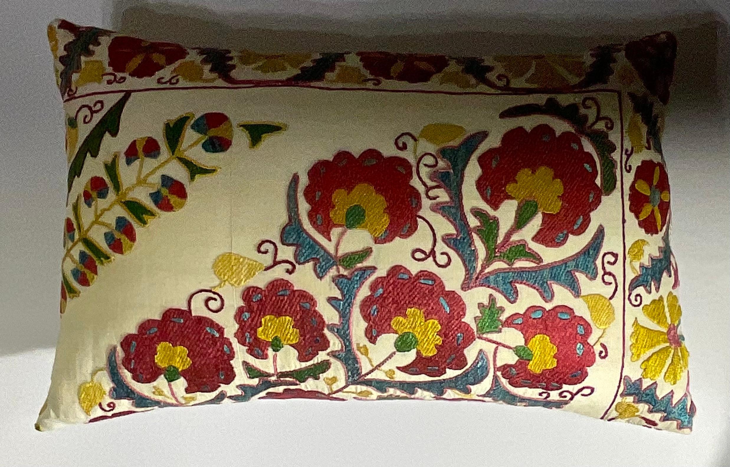 Bellissimo cuscino realizzato in seta ricamata a mano, su sfondo color crema, con eccezionali motivi di fiori e viti tutt'intorno, supporto in cotone, inserto nuovo.