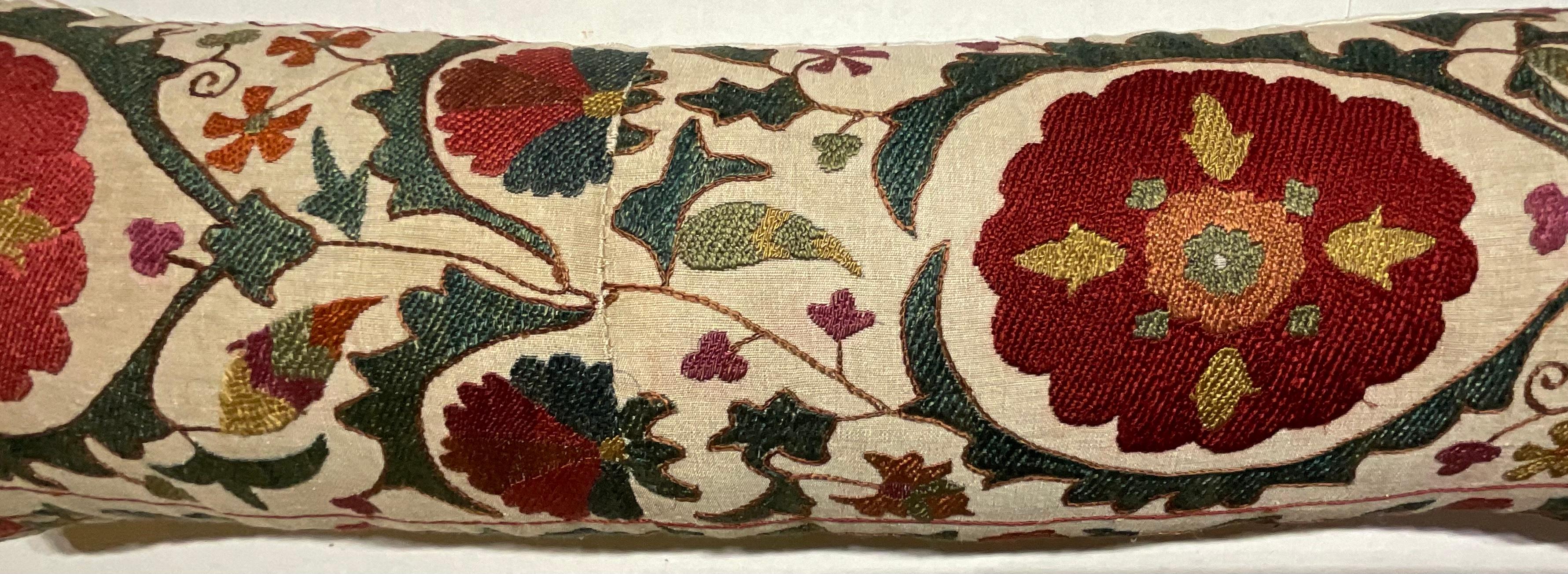 Cotone Cuscino Suzani ricamato a mano in vendita