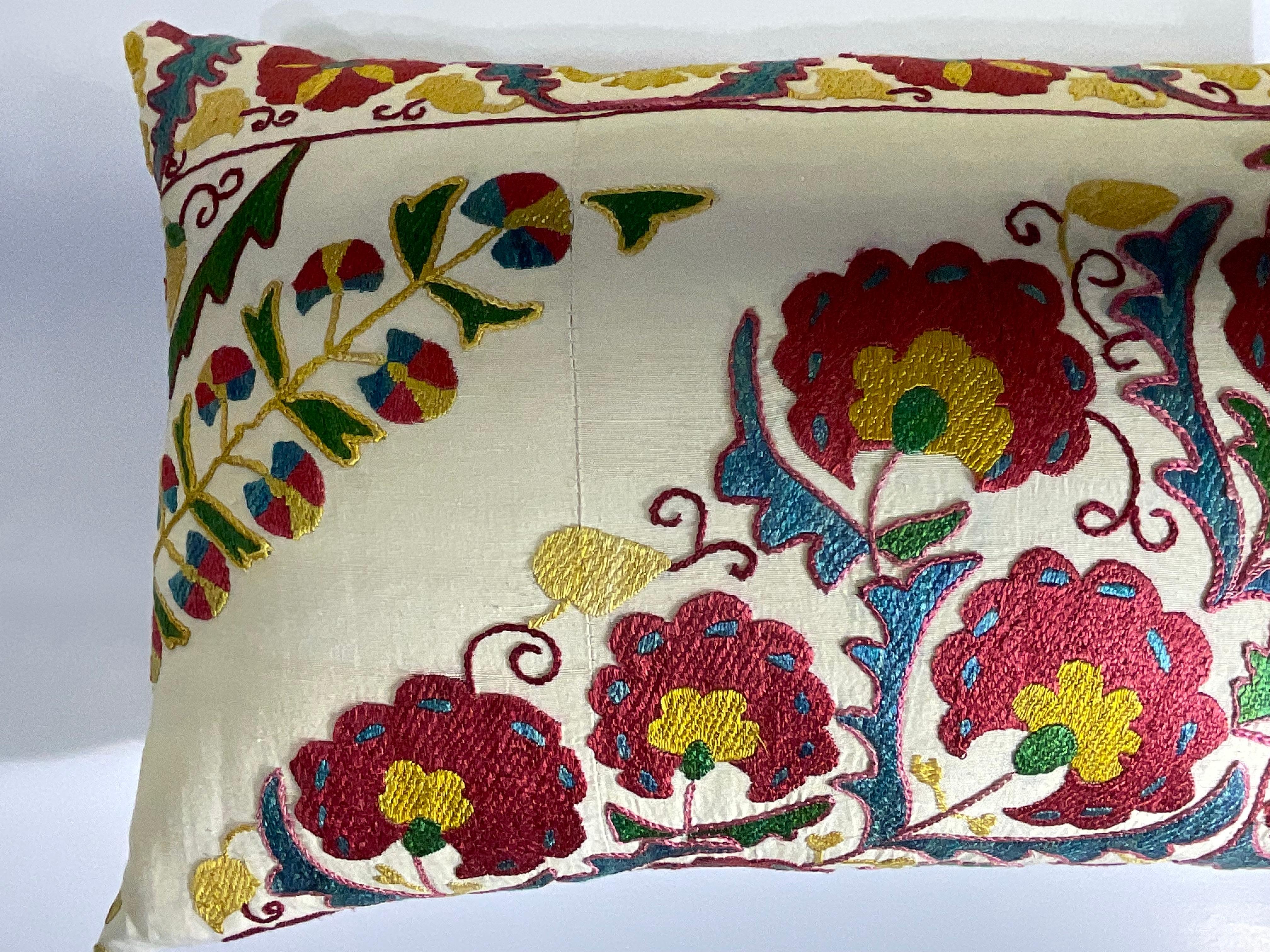 Cotone Cuscino Suzani ricamato a mano in vendita