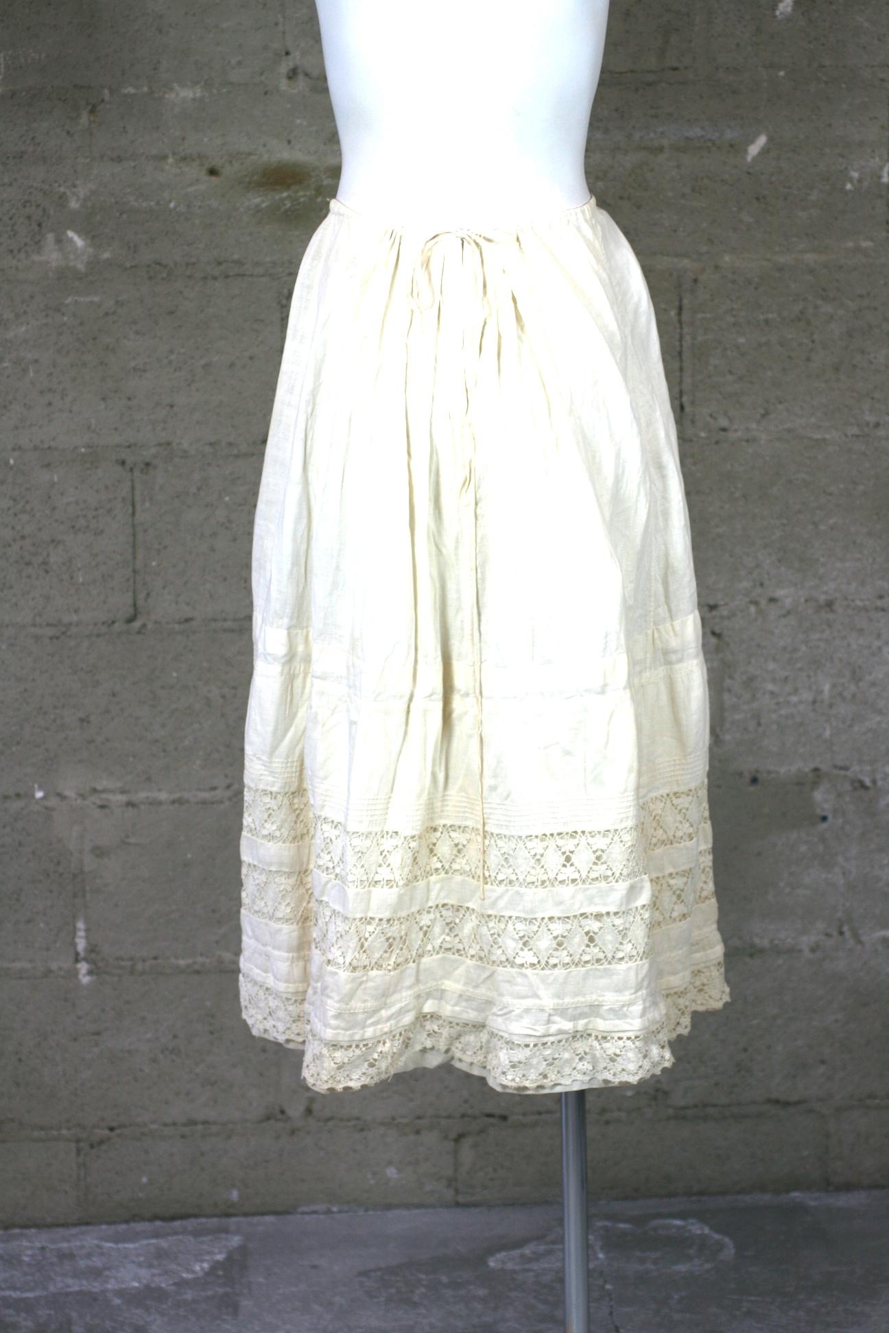 Handbestickter viktorianischer Petticoat, Studio VL (Grau) im Angebot