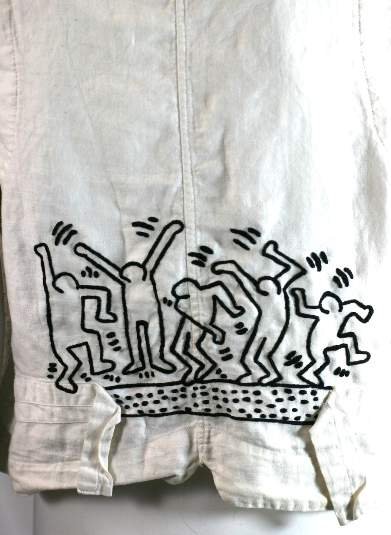 Gilet victorien unique brodé à la main avec des motifs Keith Haring, recyclé par le Studio VL. Gilet pour homme de la fin du 19e siècle en coton blanc épais avec des points noirs et des boutons originaux en nacre. Le dos est en coton simple avec des