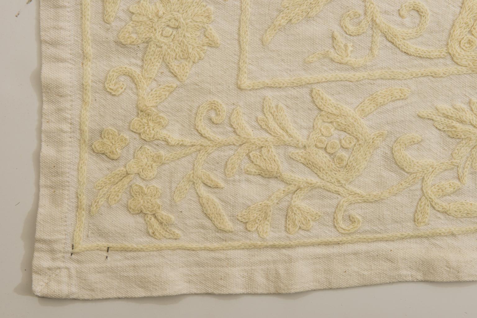 Hand Embroidered White Bedspread In Excellent Condition For Sale In Alessandria, Piemonte