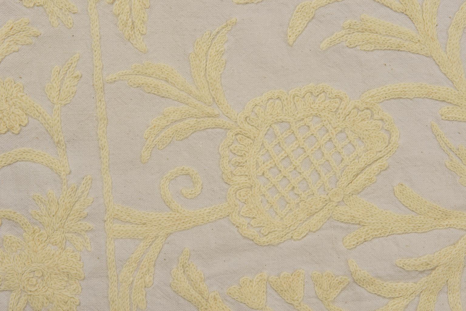 Coton Couverture de lit blanche brodée à la main en vente