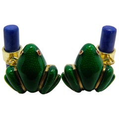 Gemelli in oro giallo Berca smaltati a mano a forma di rana in lapis naturale con retro a bastone