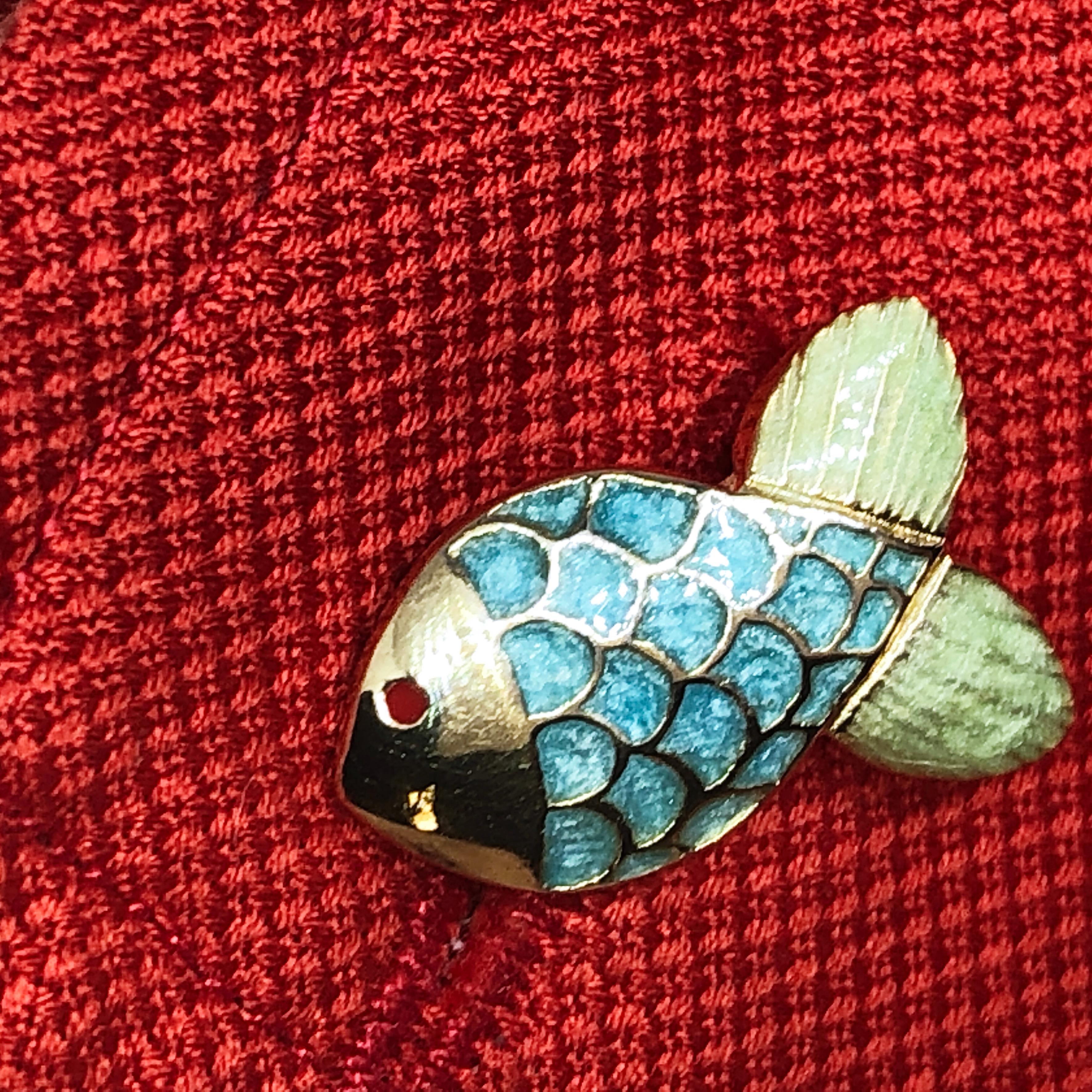 Berca Hand emaillierte Manschettenknöpfe in Form eines kleinen Fisches aus Sterlingsilber, vergoldet im Zustand „Neu“ im Angebot in Valenza, IT