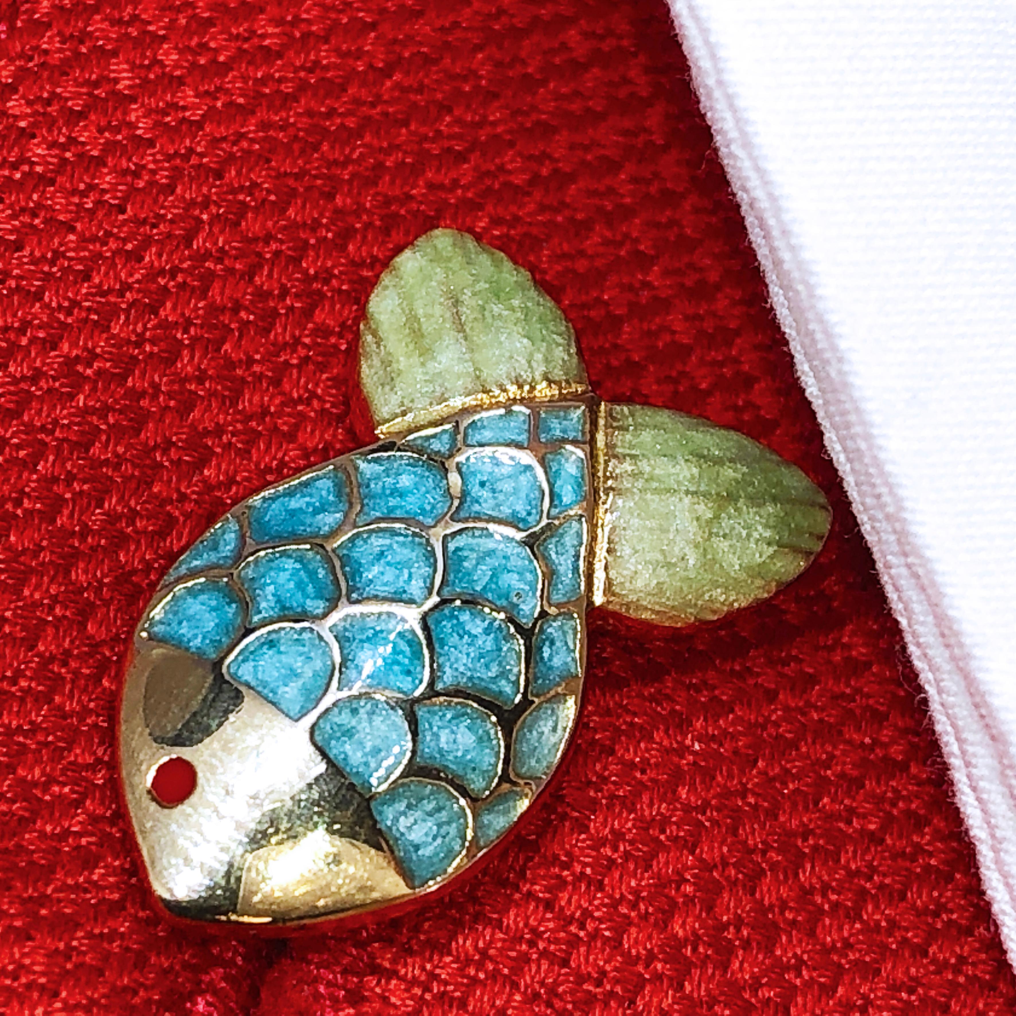 Berca Hand emaillierte Manschettenknöpfe in Form eines kleinen Fisches aus Sterlingsilber, vergoldet im Angebot 3