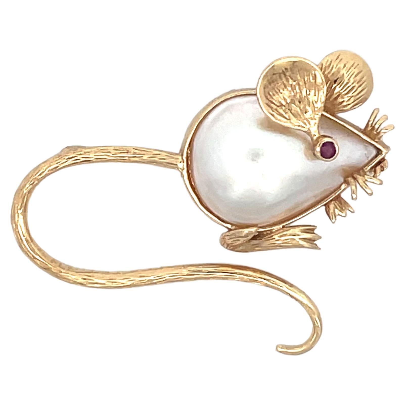 Hand Engraved 14k Yellow Gold Christmas Mouse Pin w/ Red Ruby Eyes 