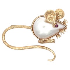 Vintage Hand Engraved 14k Yellow Gold Christmas Mouse Pin w/ Red Ruby Eyes 